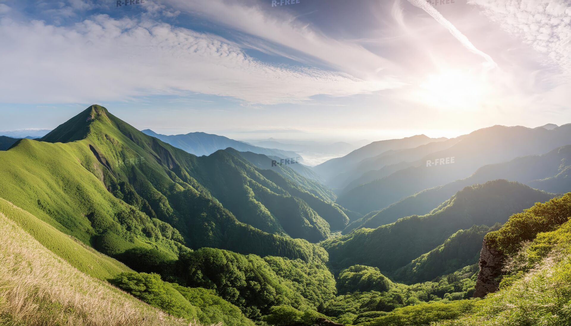 日の出と山岳風景