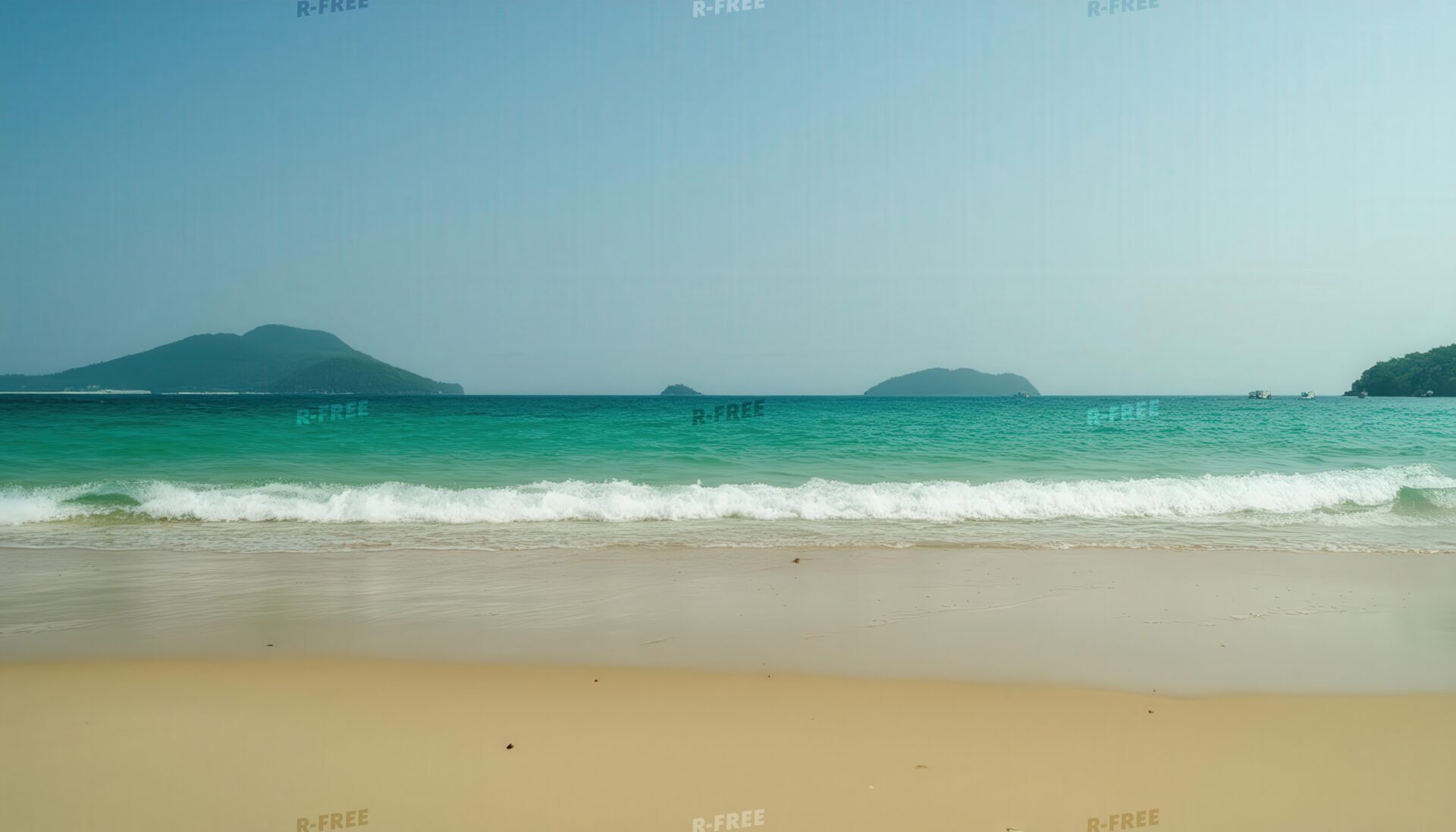 波打ち際と遠くの島々