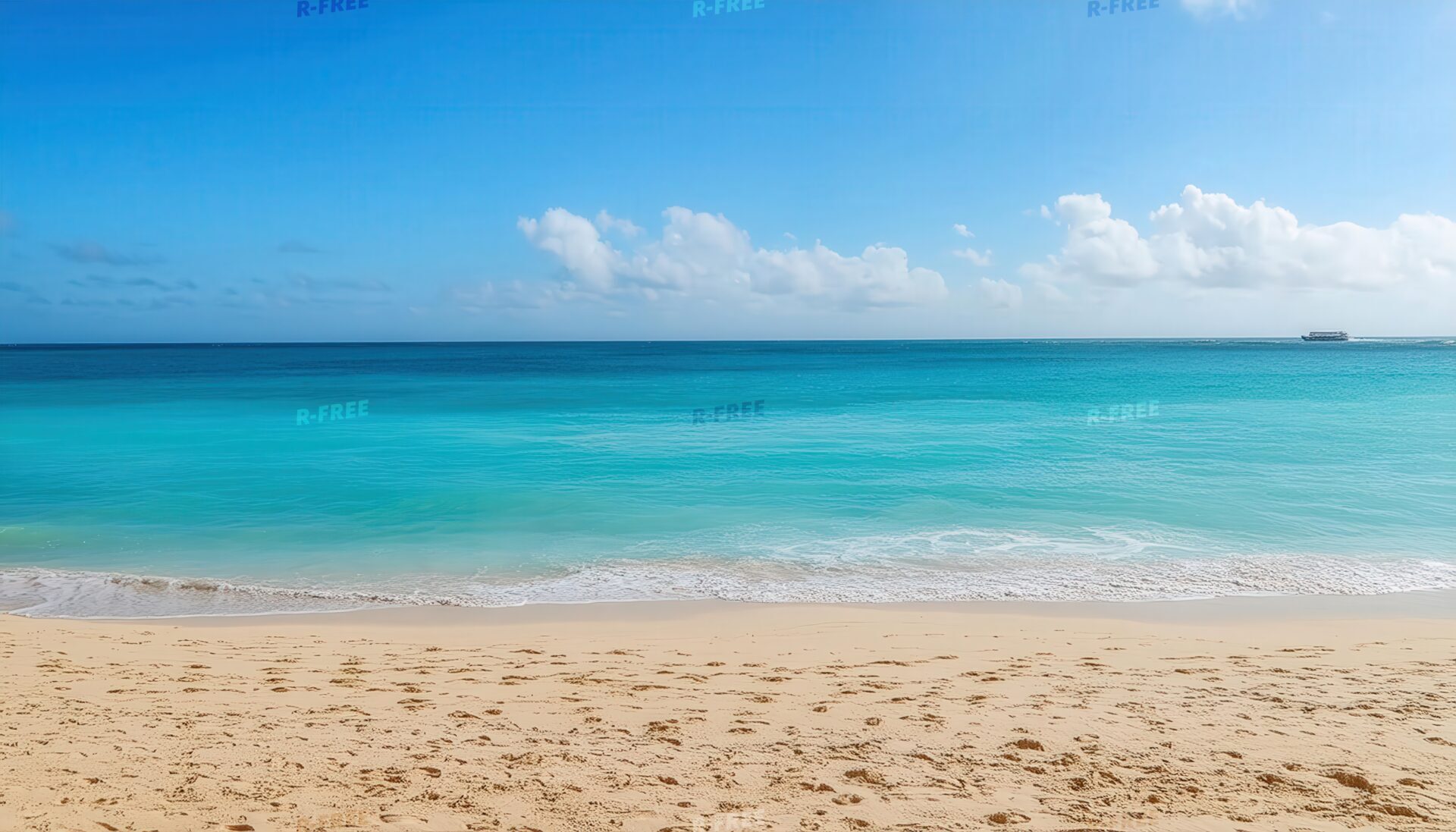 砂浜とエメラルドグリーンの海
