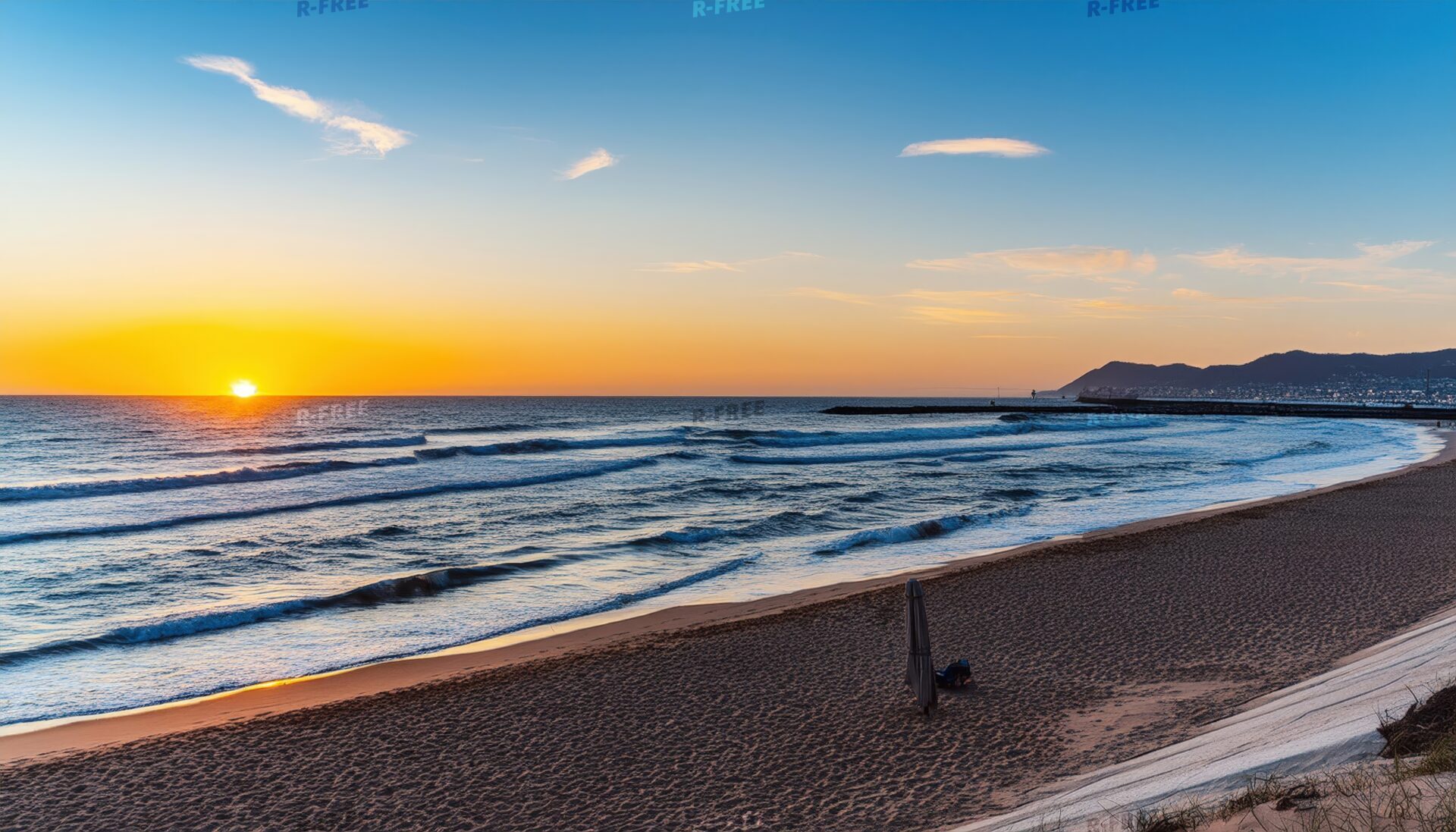 朝日の海と波