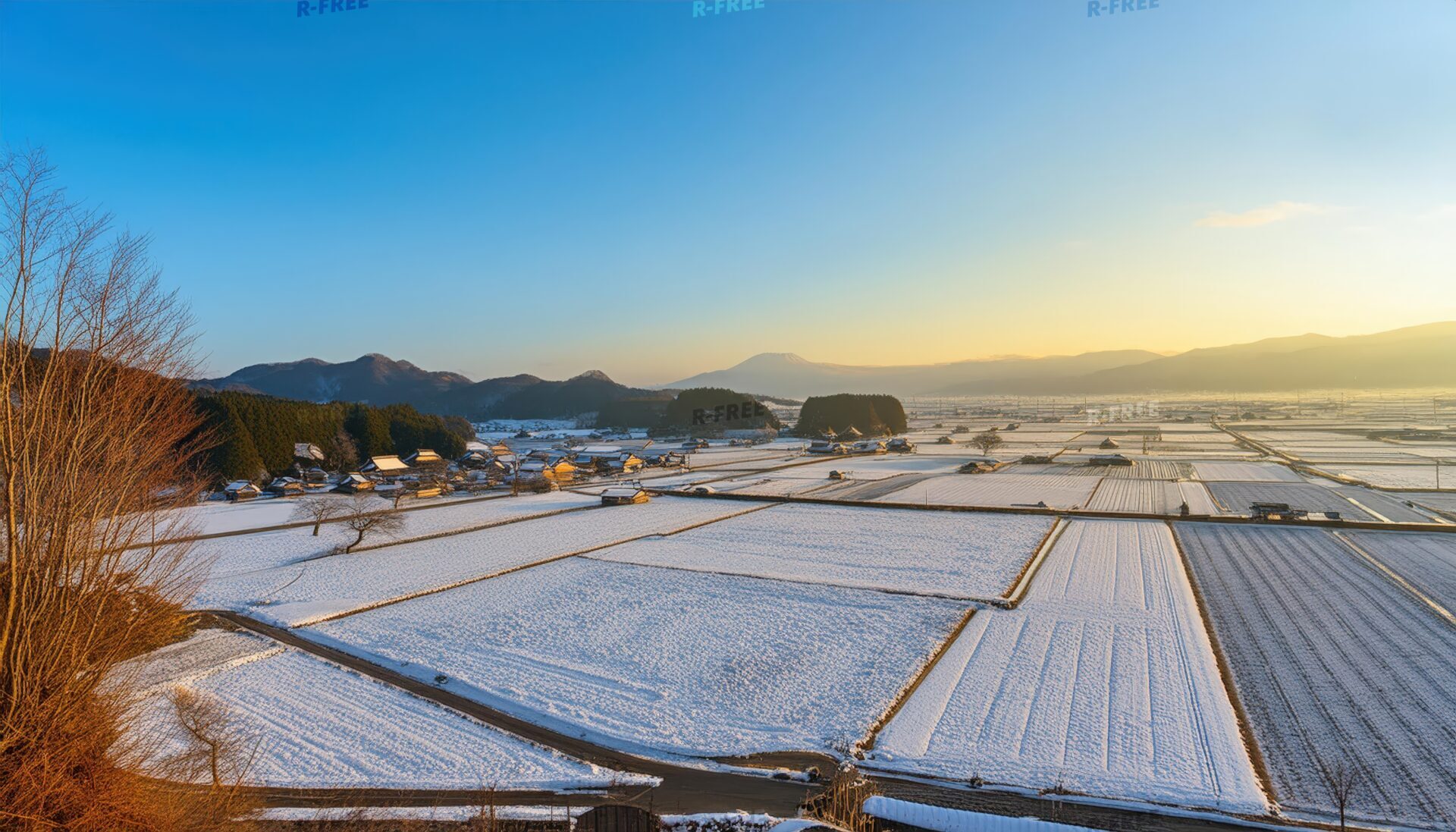 雪化粧の田園地帯と朝日