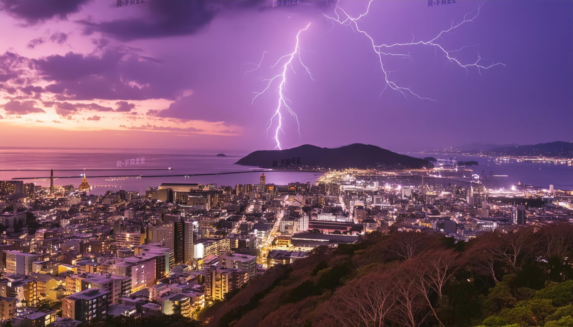 紫の夜空から沖合の山へ落ちる稲妻と海岸都市
