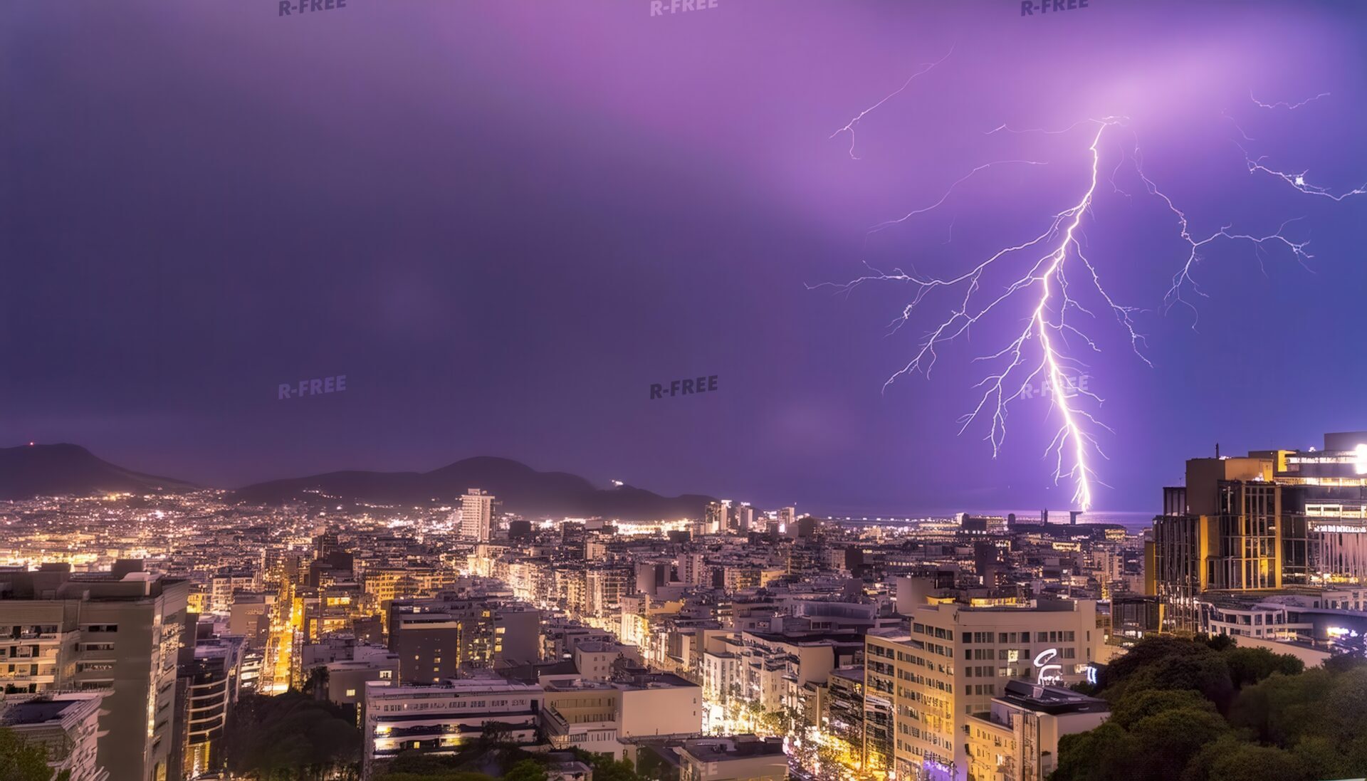 紫色の空を走る大きな落雷と都市夜景