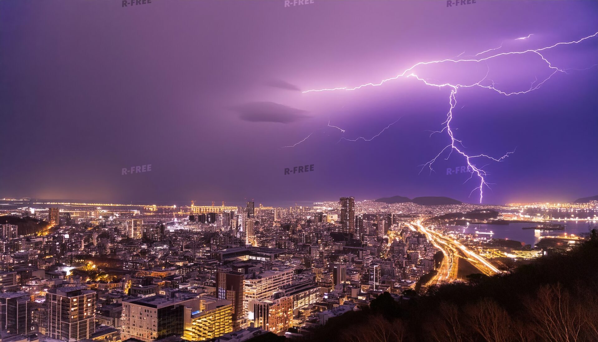 道路の光跡と高層ビル群を望む稲妻の夜景
