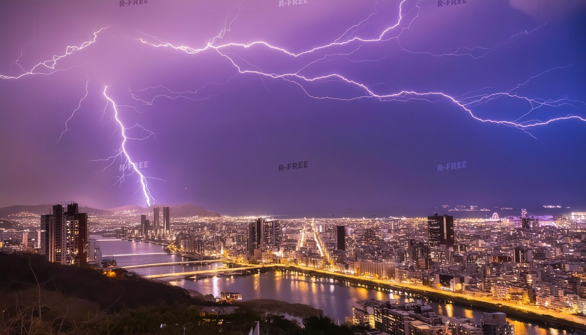 紫空に稲妻が走る都市夜景