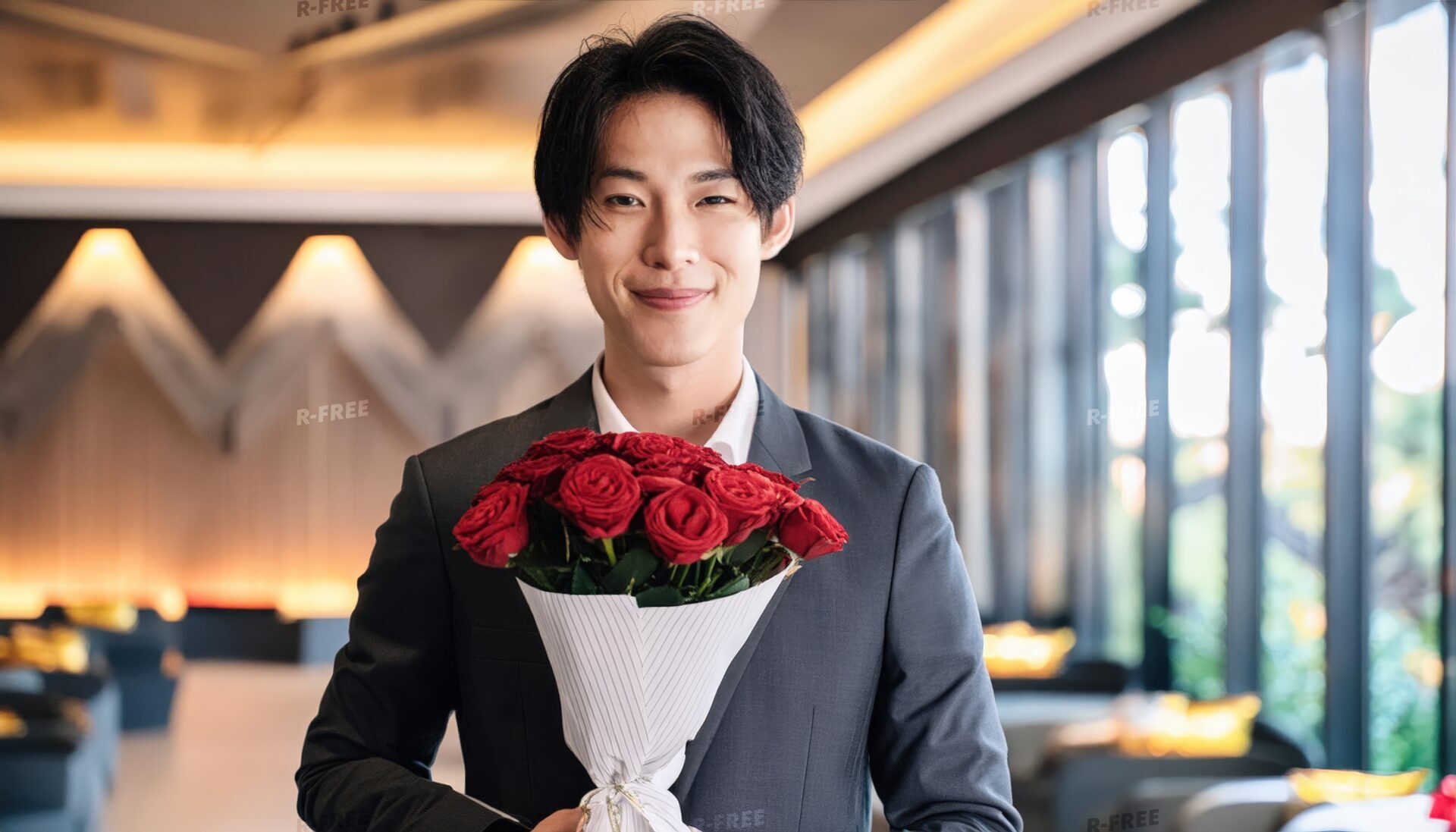 バラの花束を持つ男性（レストラン）