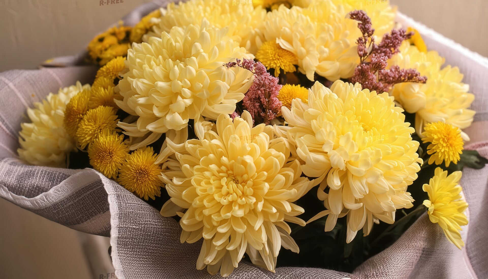 黄色い菊と小花の花束