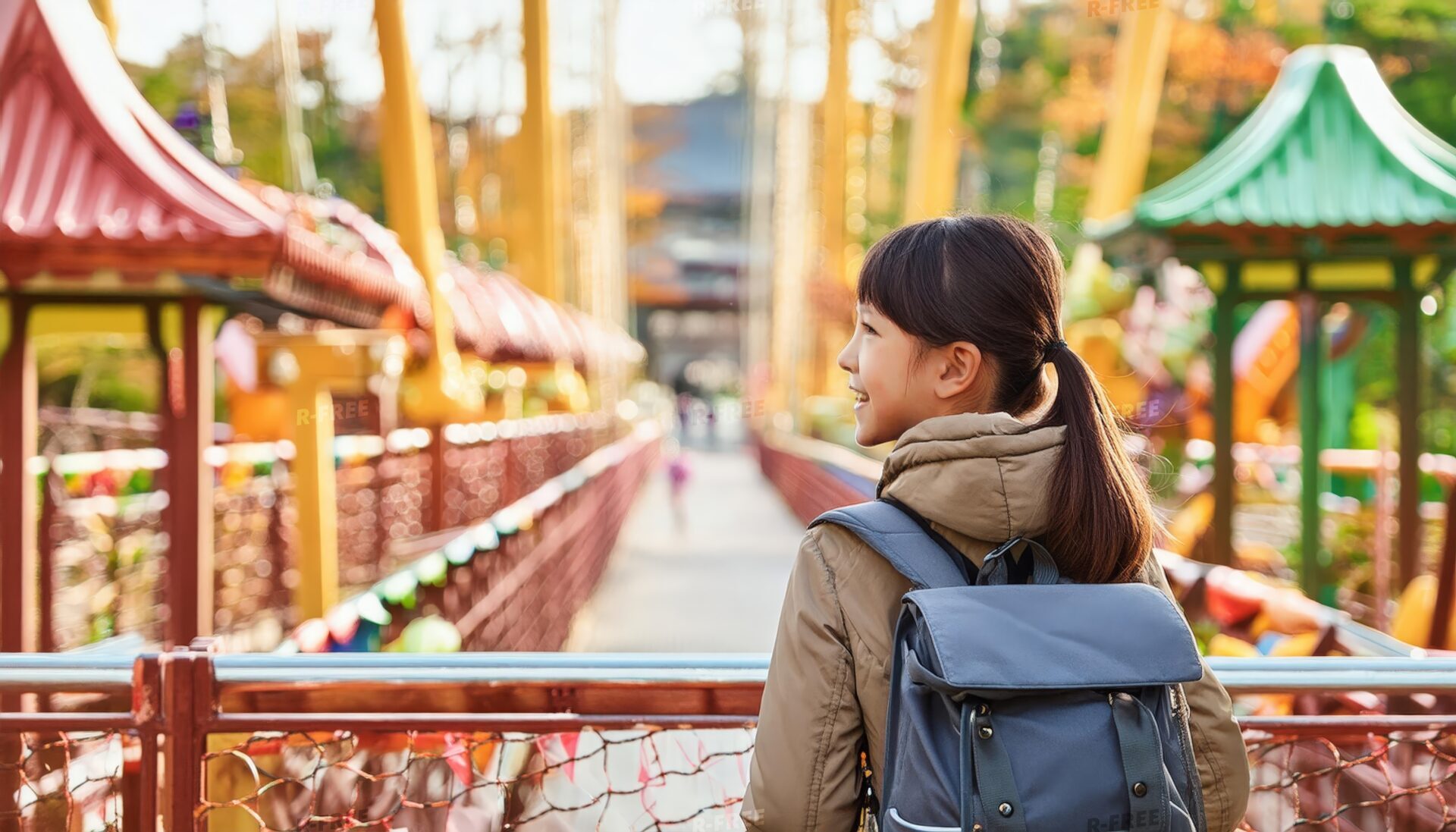 楽しげな表情の女の子と遊園地