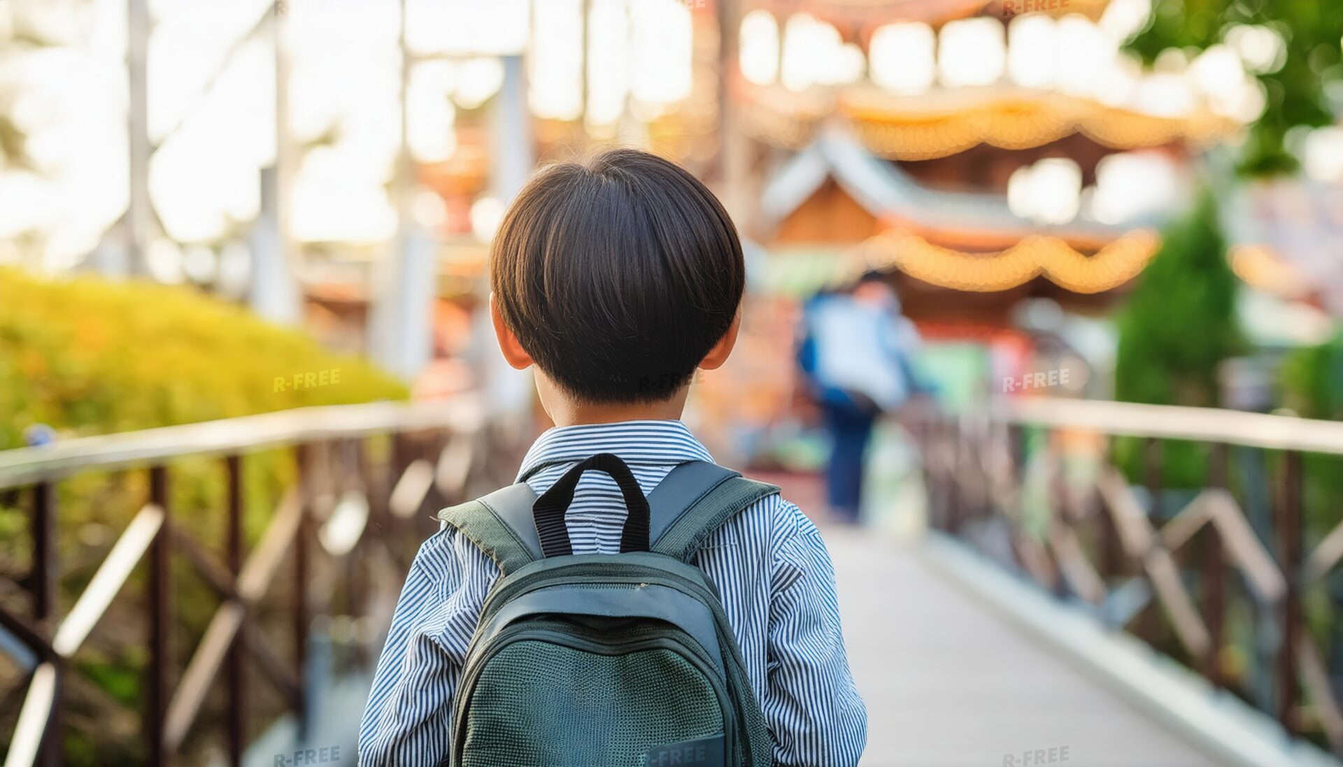遊園地を歩く子供の後ろ姿