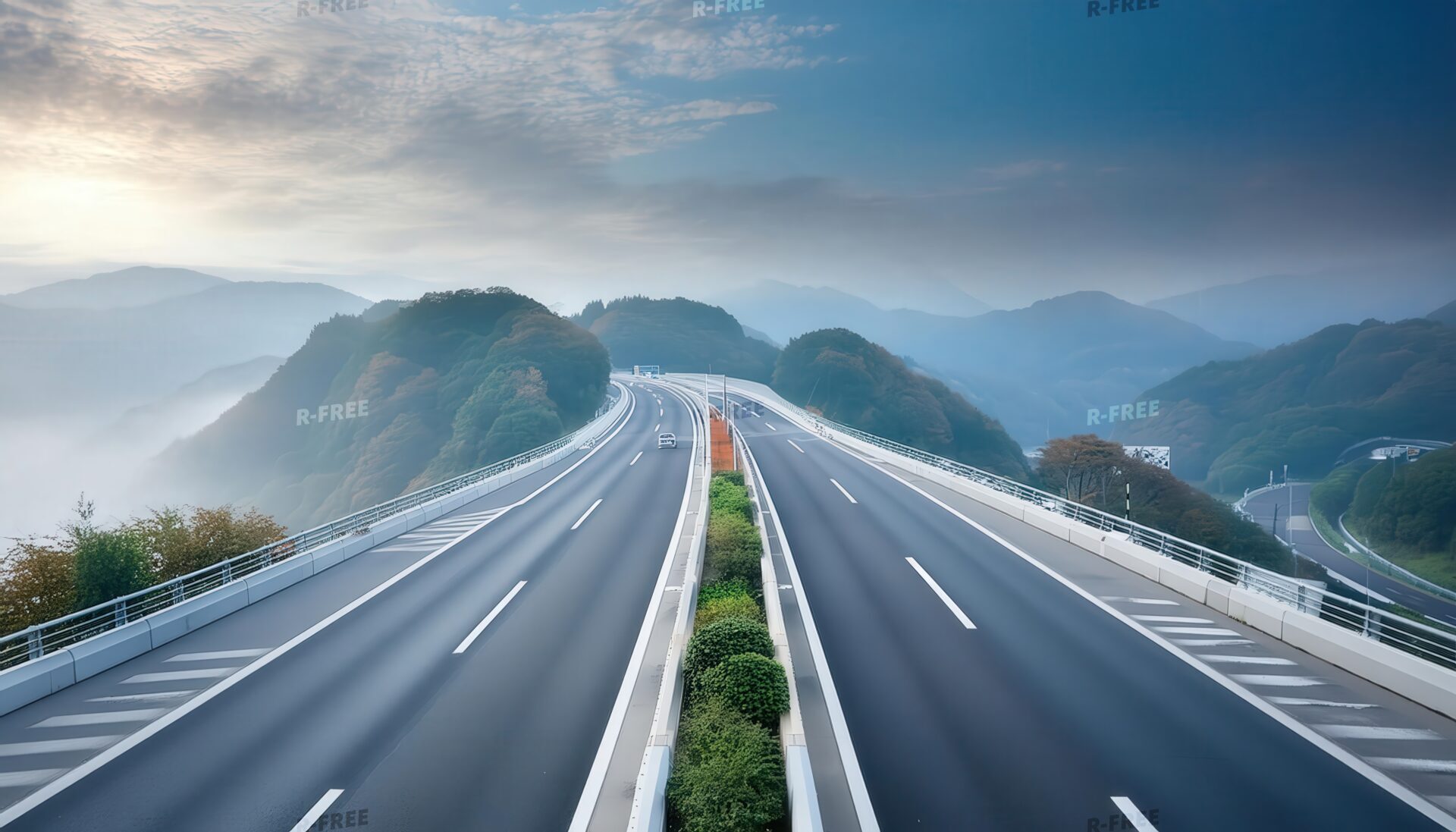 霧の山中を貫く高架高速道路