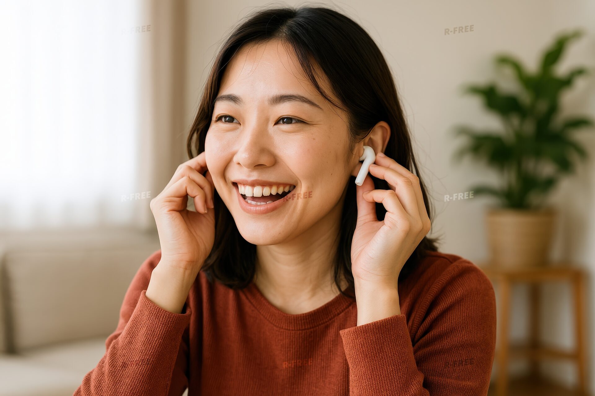 室内でイヤホンを装着する女性
