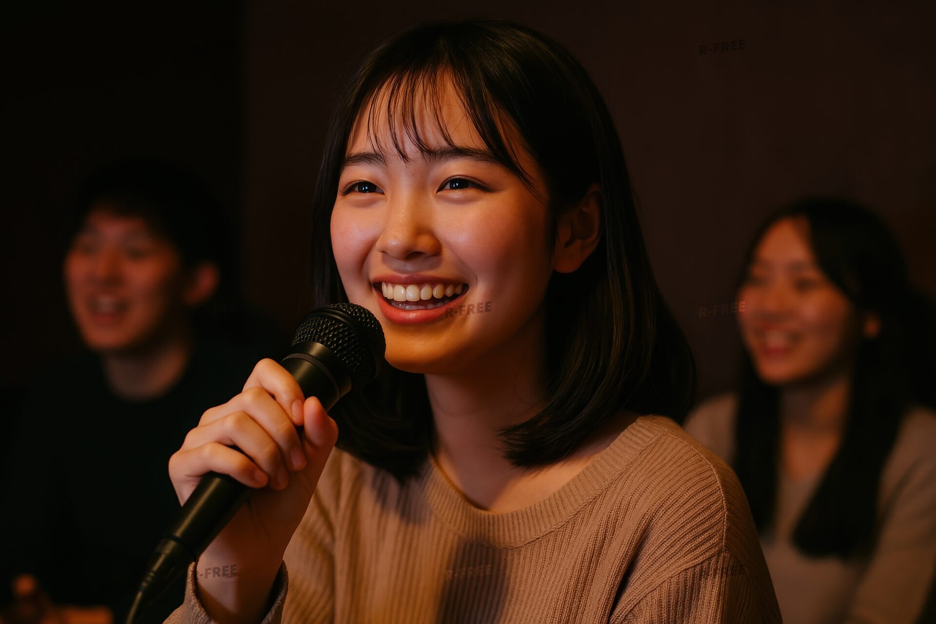 歌に夢中な女性と仲間たち
