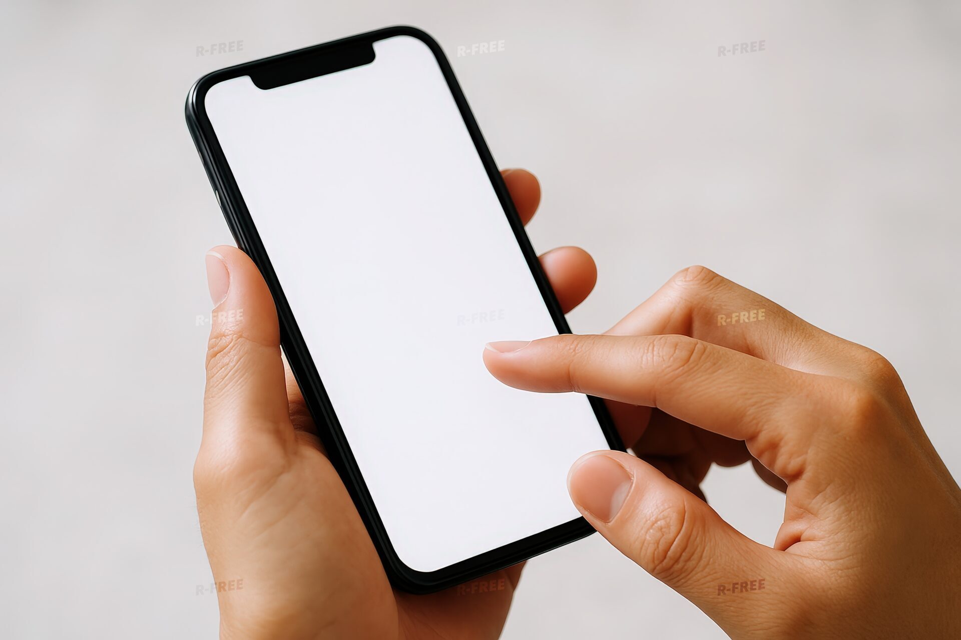 スマートフォンをタップする手