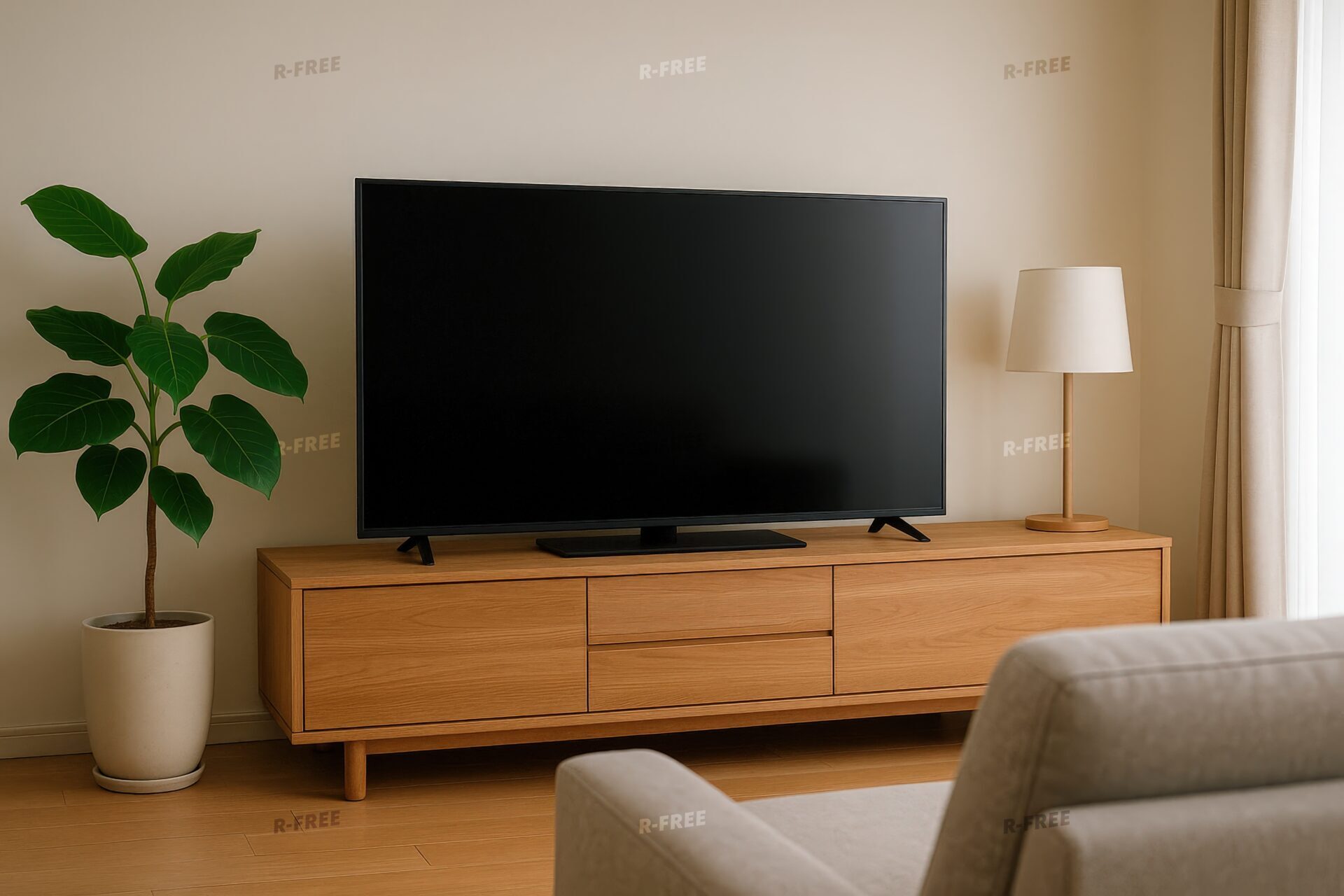 リビングのテレビとフロアランプ