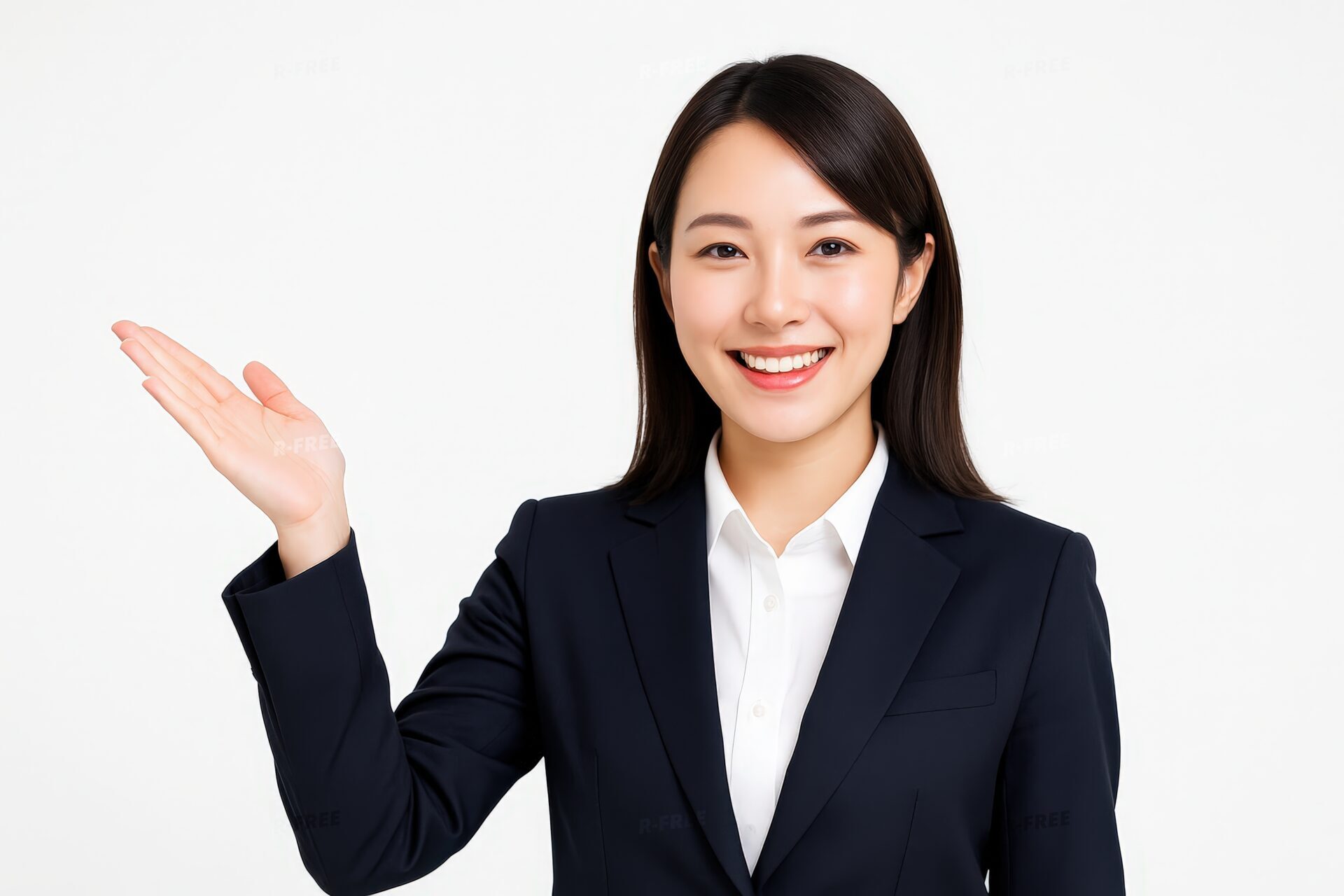 白背景でスーツ姿の女性が片手を上げて案内する様子