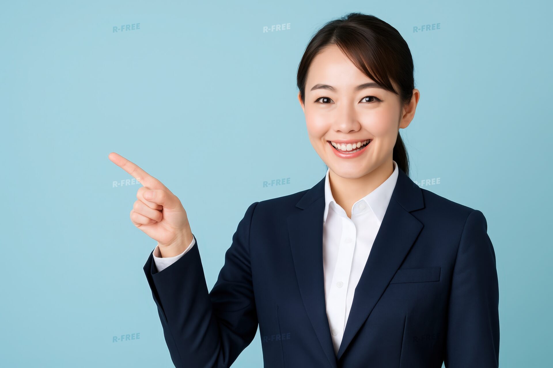 水色背景でスーツ姿の女性が指差して案内する様子