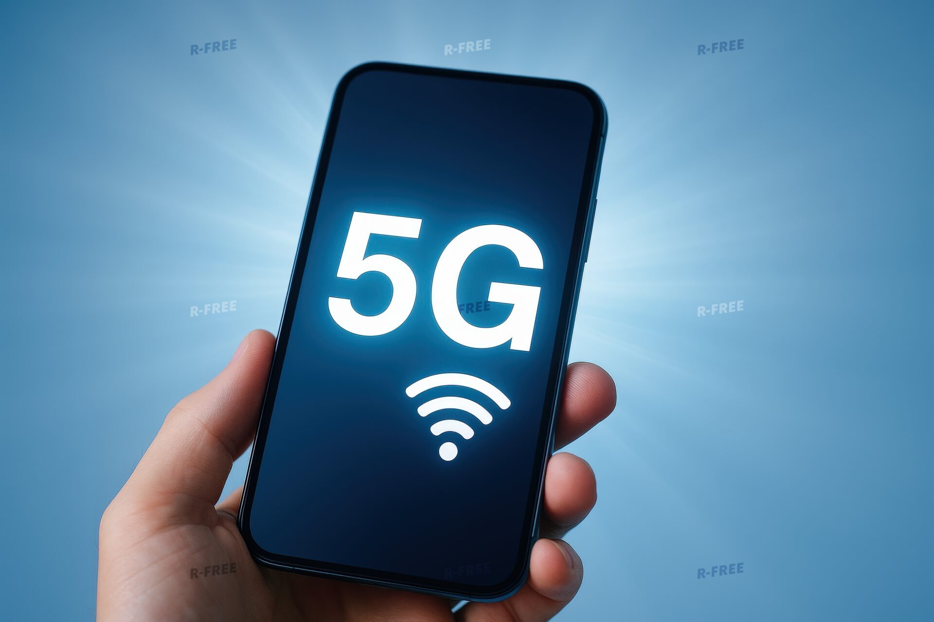 5G通信対応スマートフォンを持つ手