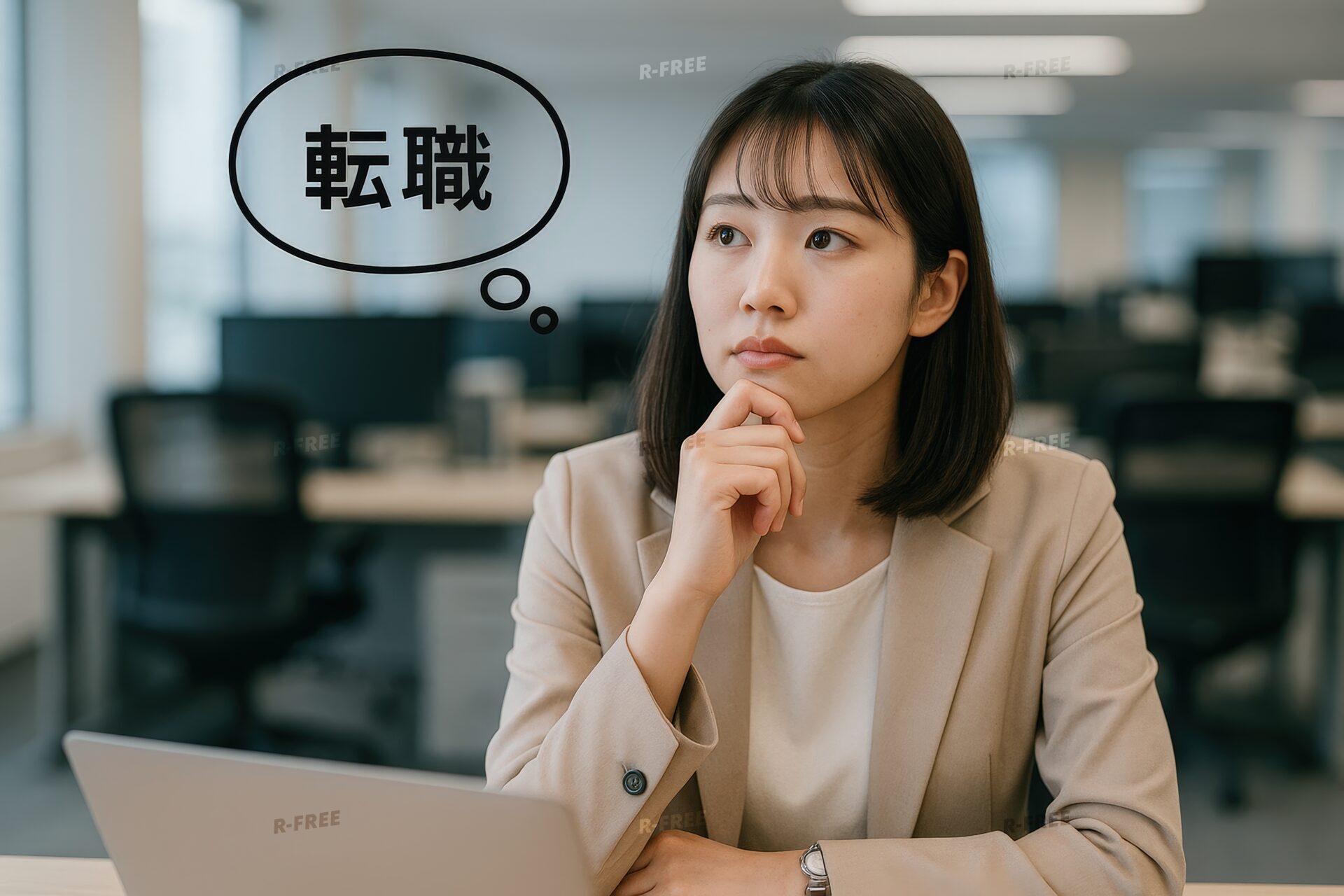 オフィスで転職を思案するスーツ姿の女性