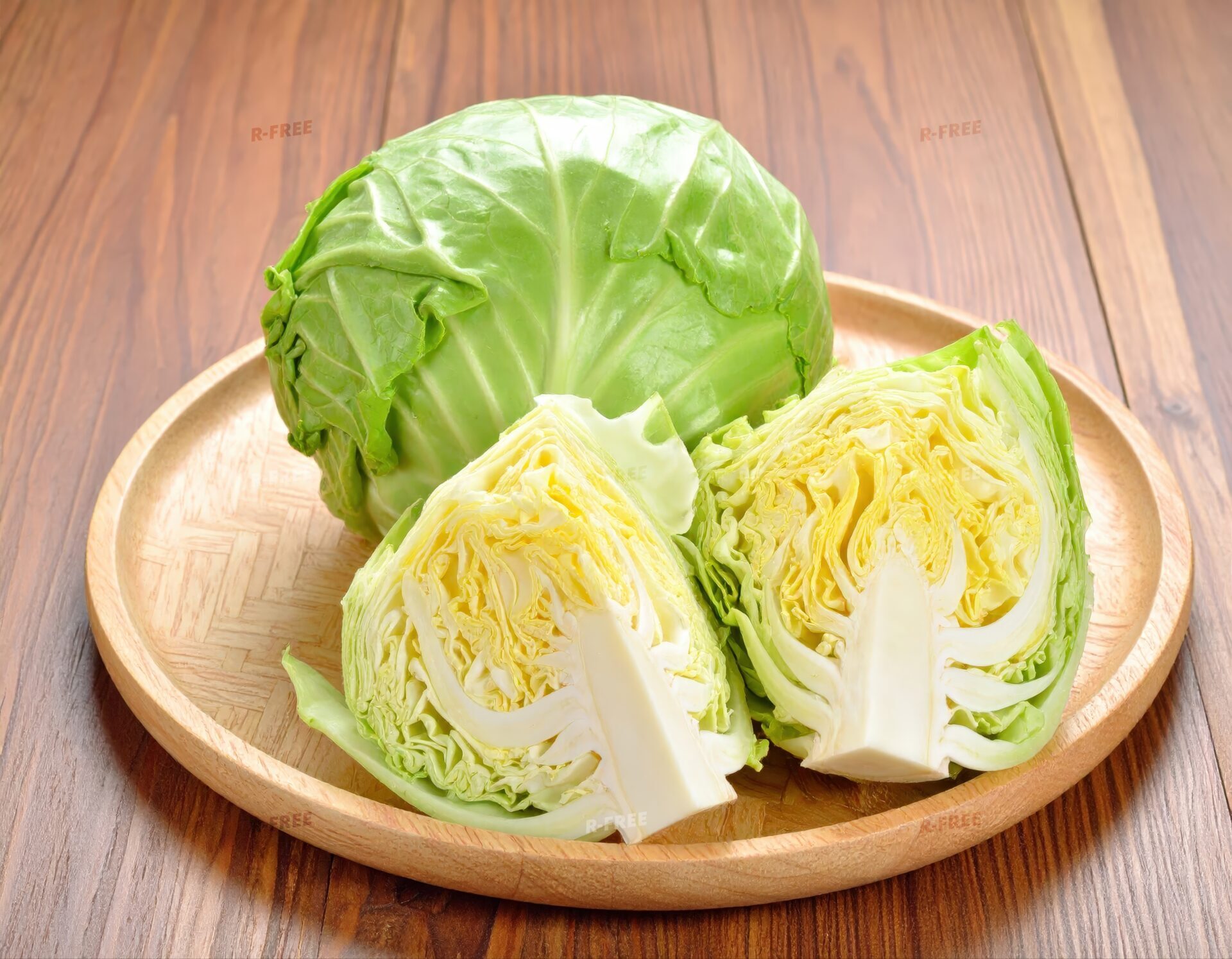 木製プレートに丸ごとのキャベツとカットキャベツ