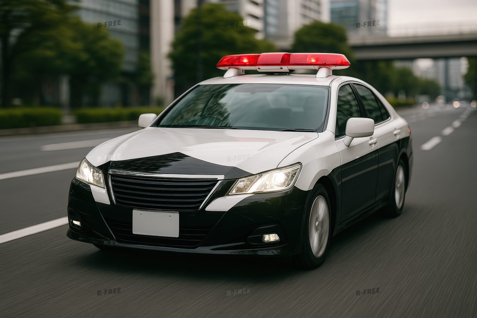 市街地を走行する日本のパトカー