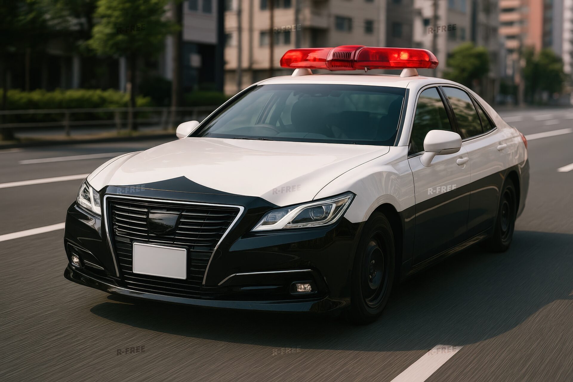 交差点付近を走る白黒塗装のパトロールカー