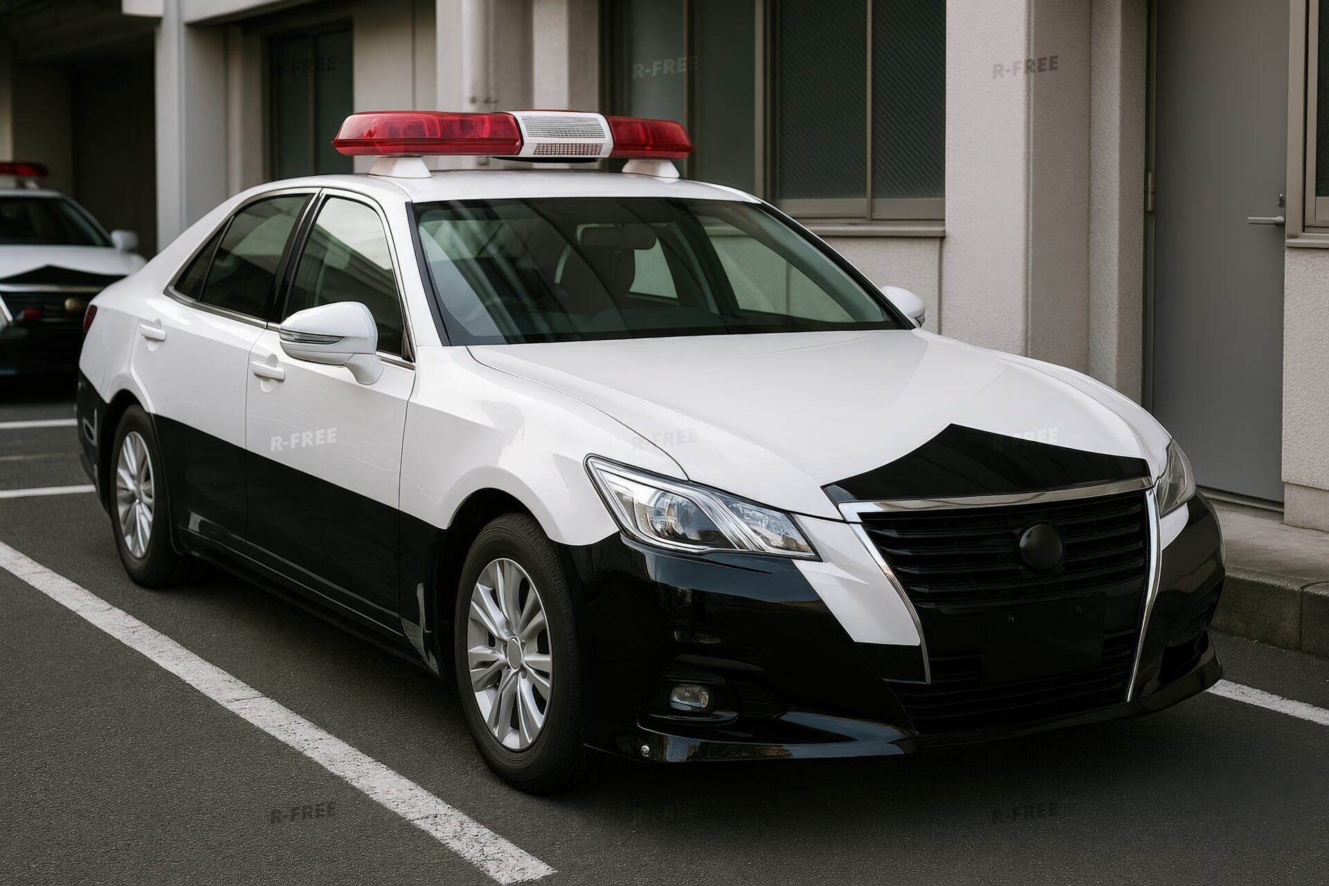 庁舎脇に駐車された警察車両