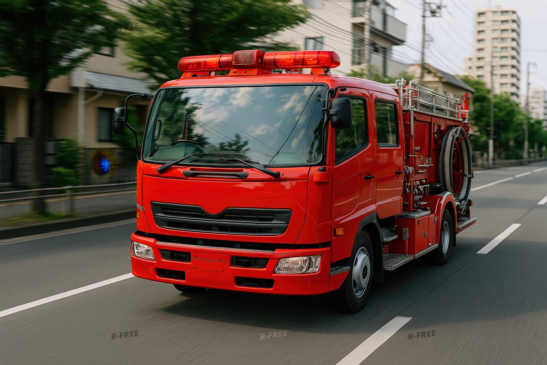 市街地を走行する赤色の消防車