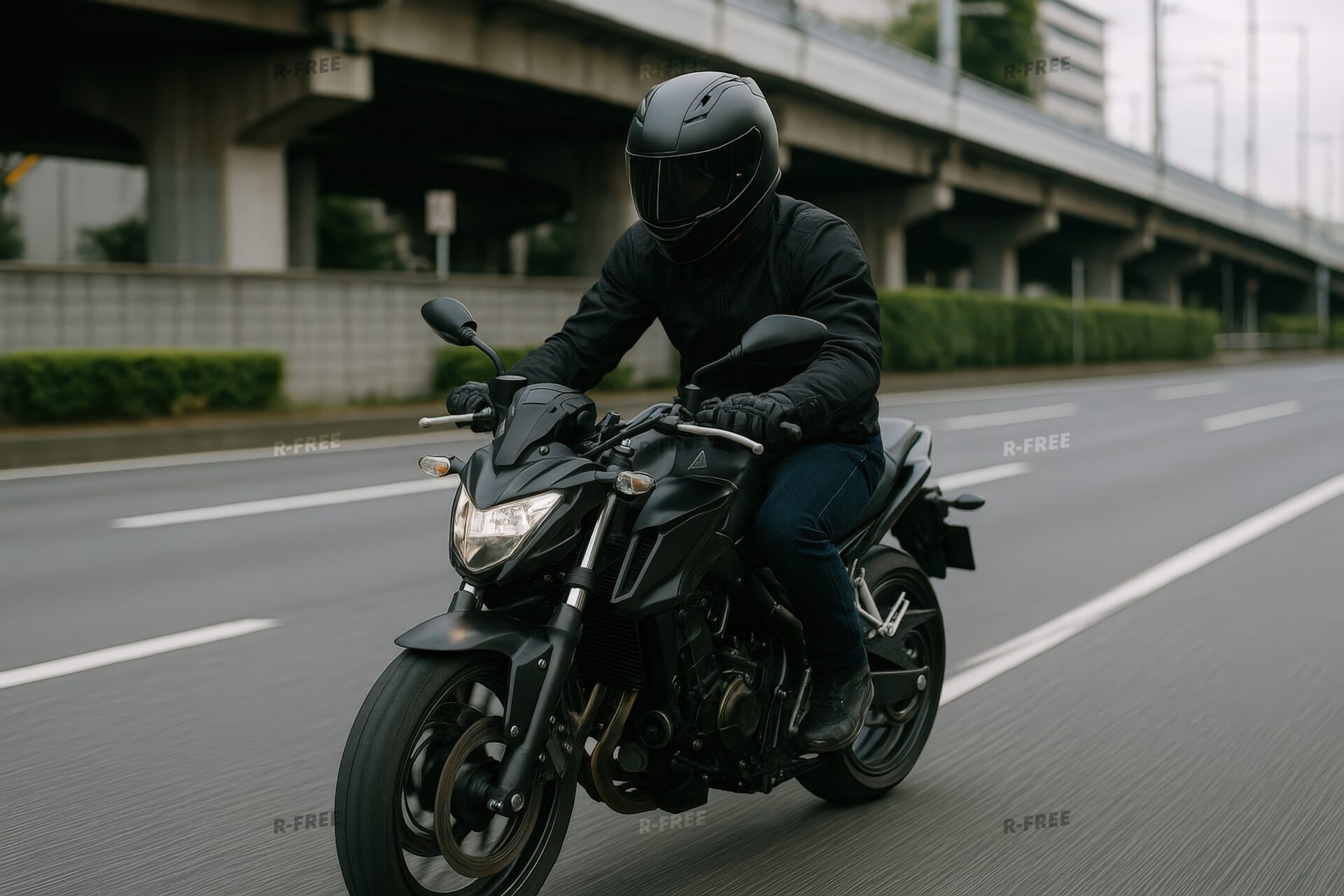 高速道路を走る黒のネイキッドバイク