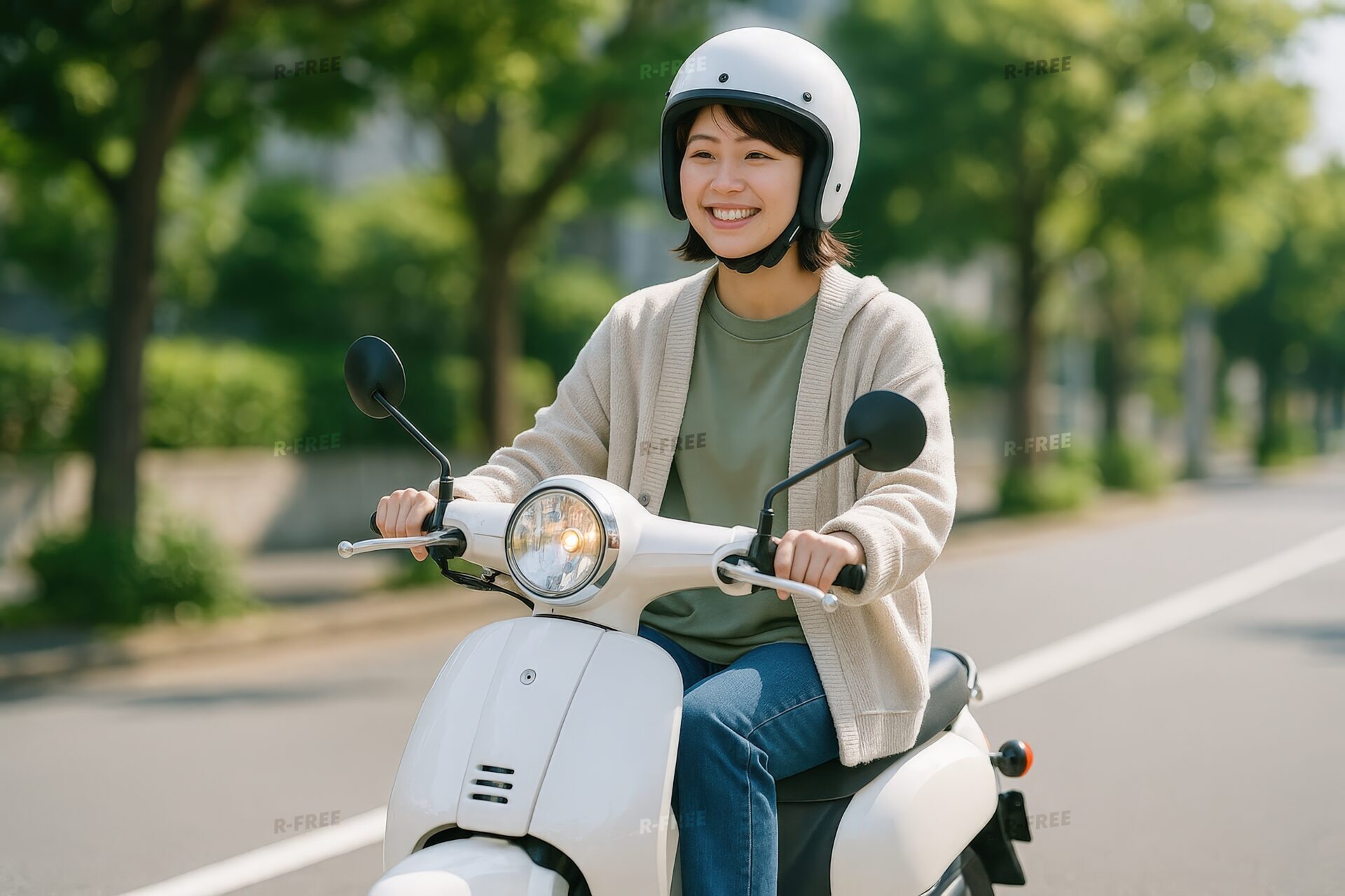 白いスクーターに乗るカジュアルな服装の若い女性