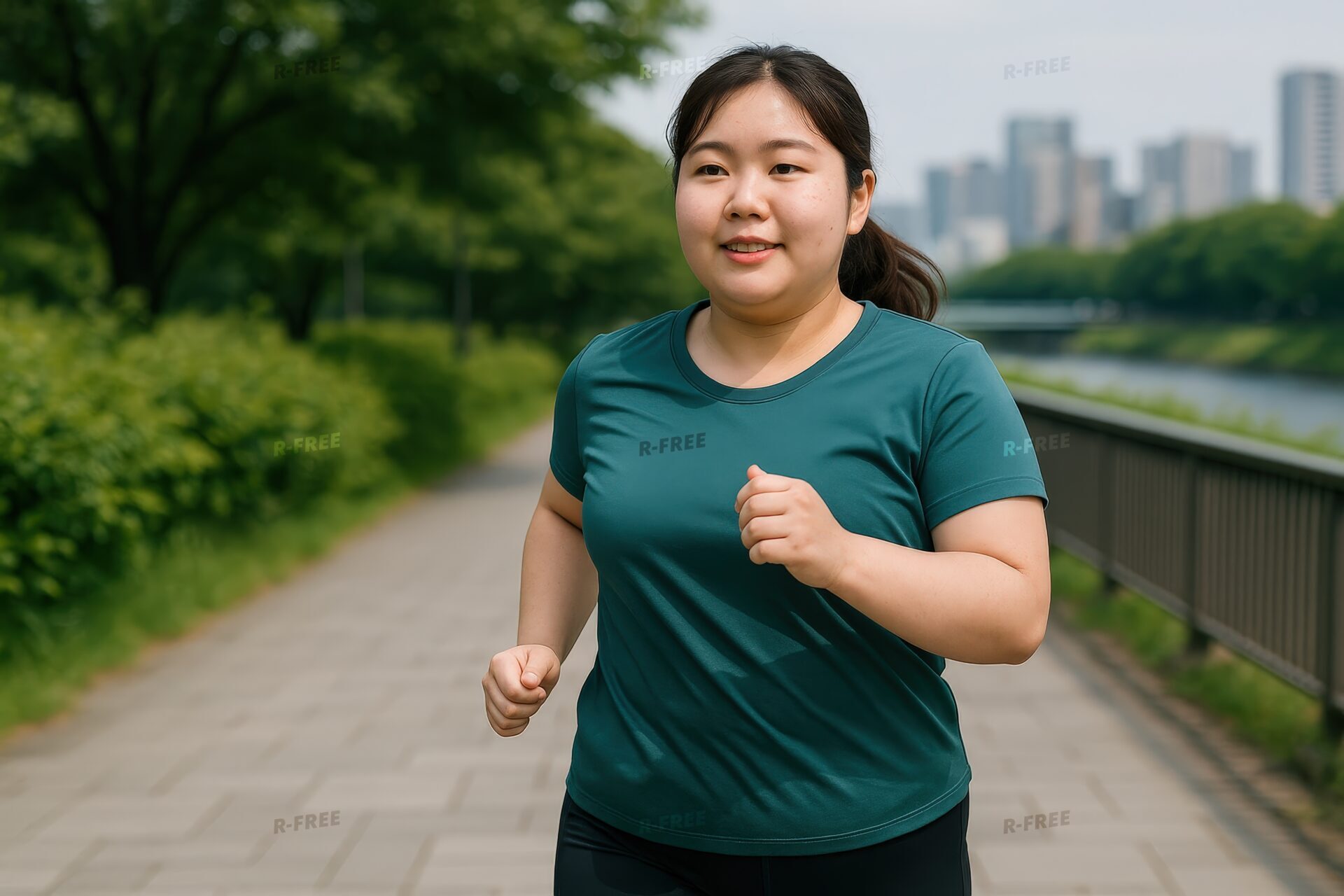川沿いの道をランニングする女性