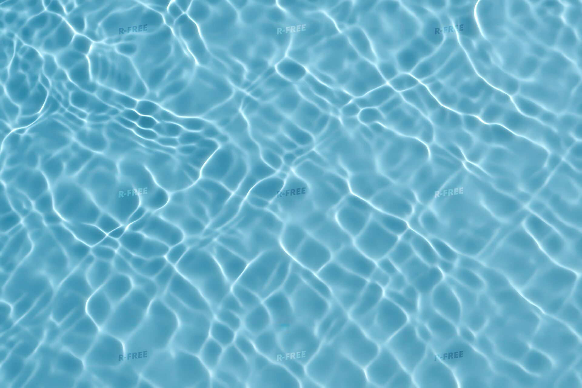 優しい青色の水面に広がる波紋