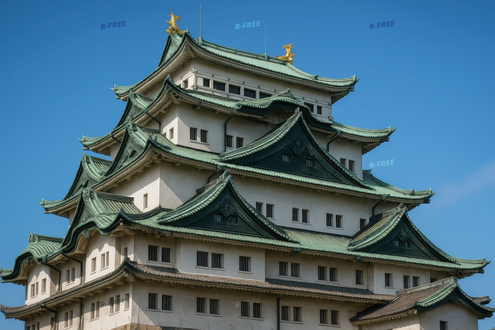 青空に映える名古屋城の外観写真