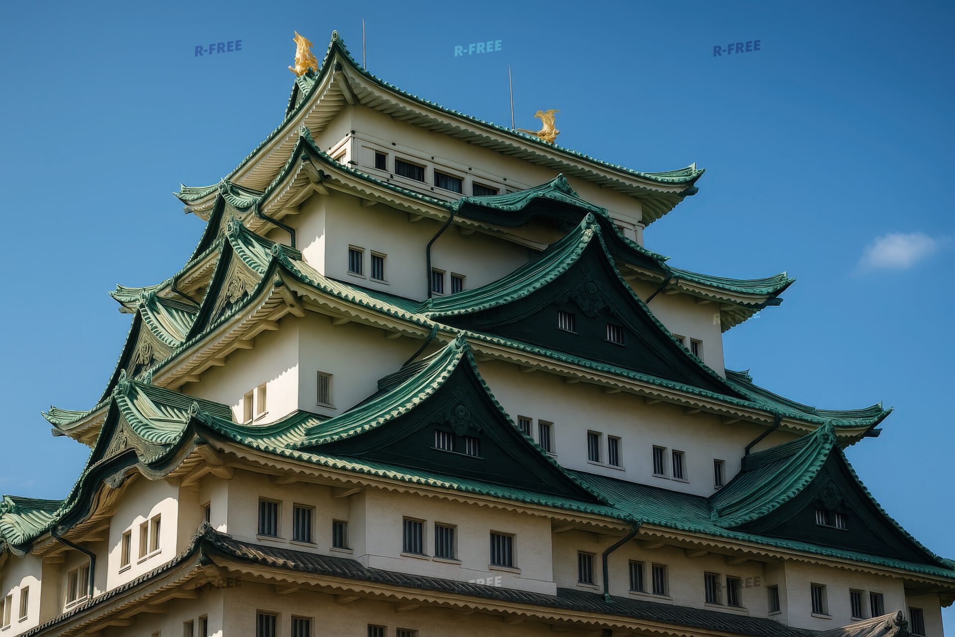 伝統的な建築美が際立つ名古屋城の写真