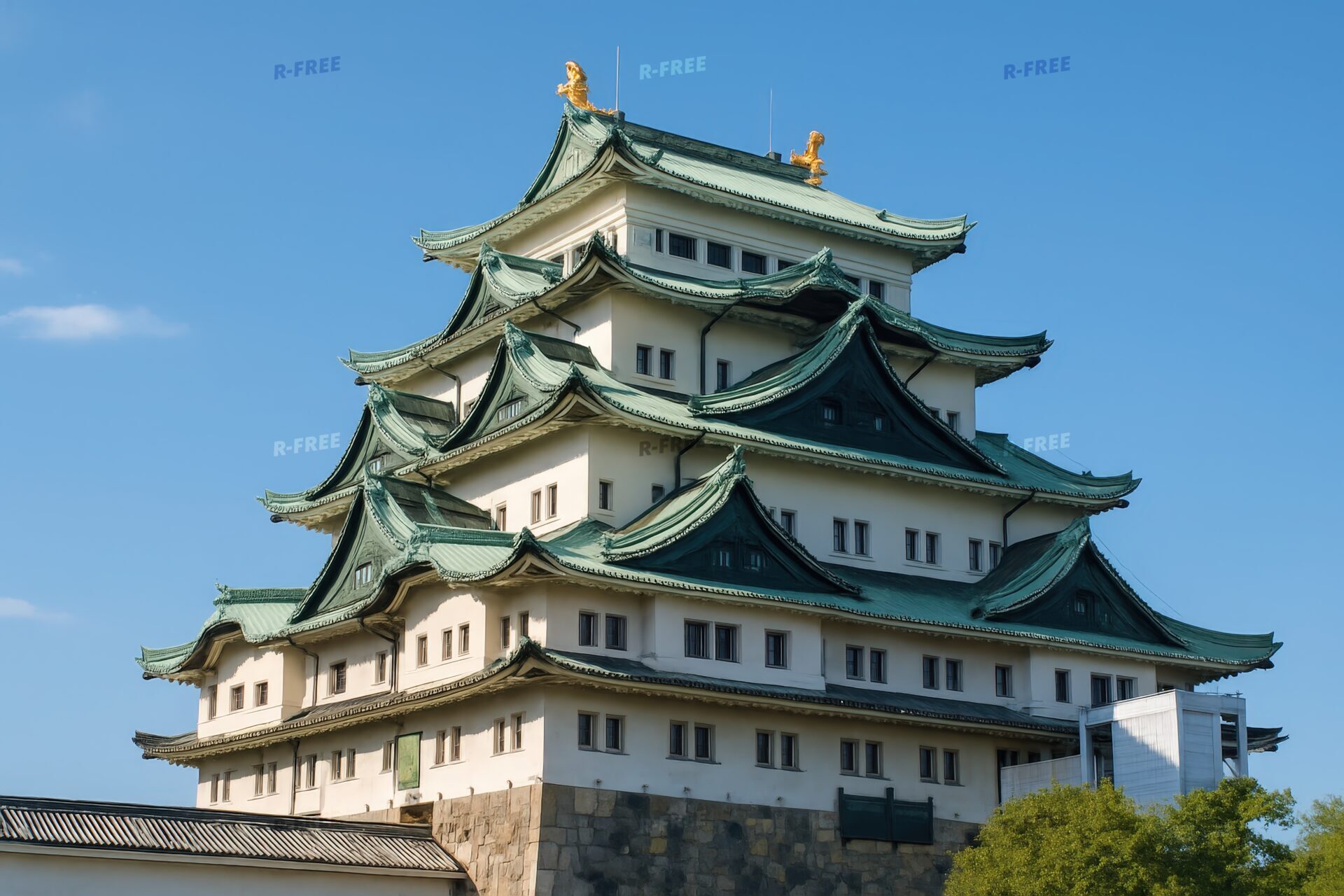 石垣の上にそびえる名古屋城全景