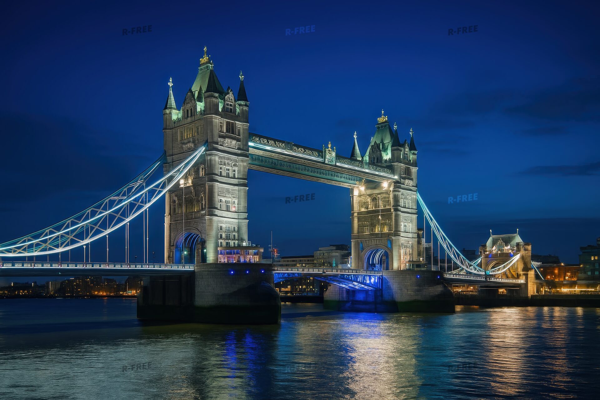 夜景にライトアップされたロンドン塔橋