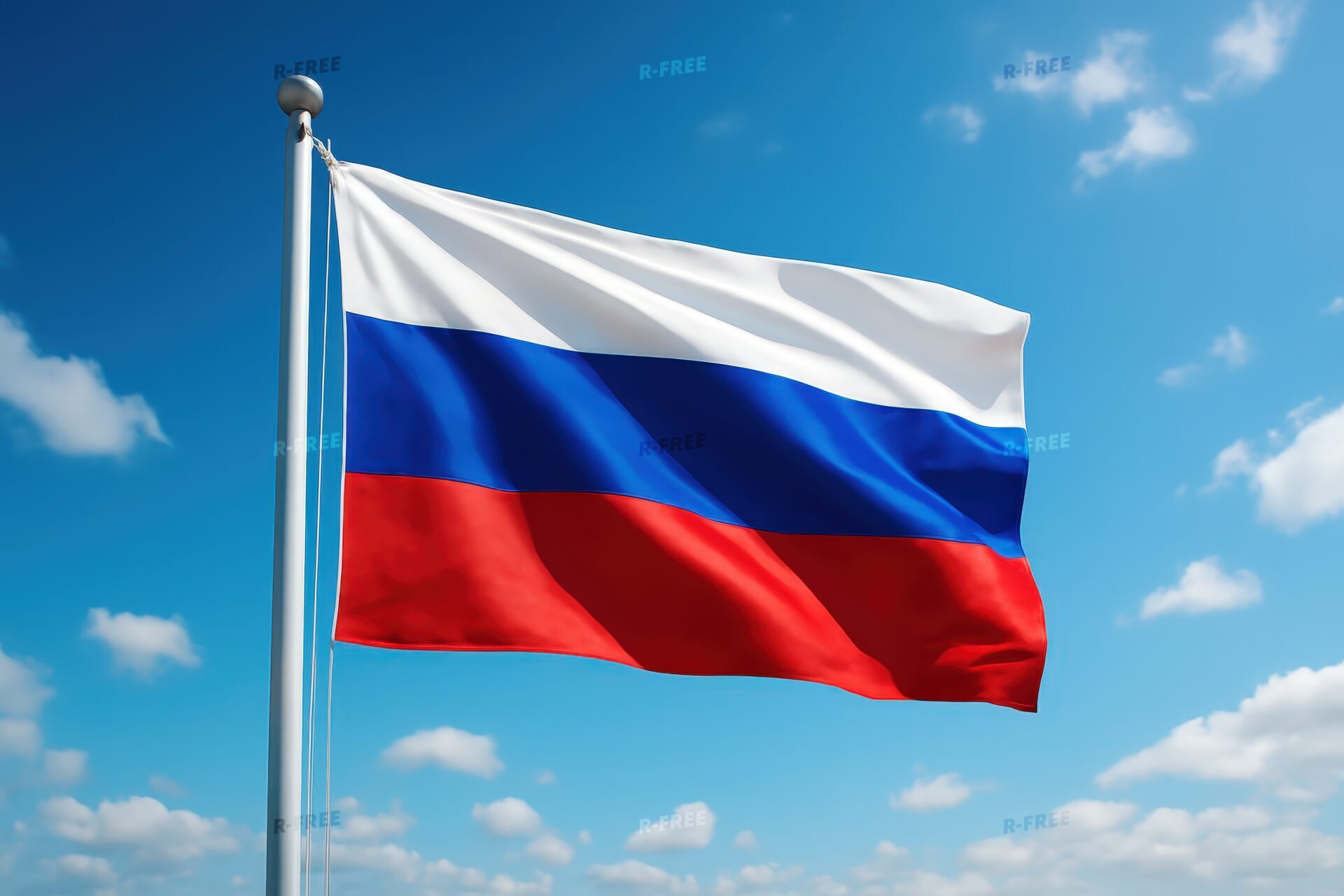 ポールに掲げられたロシア国旗と晴天の空