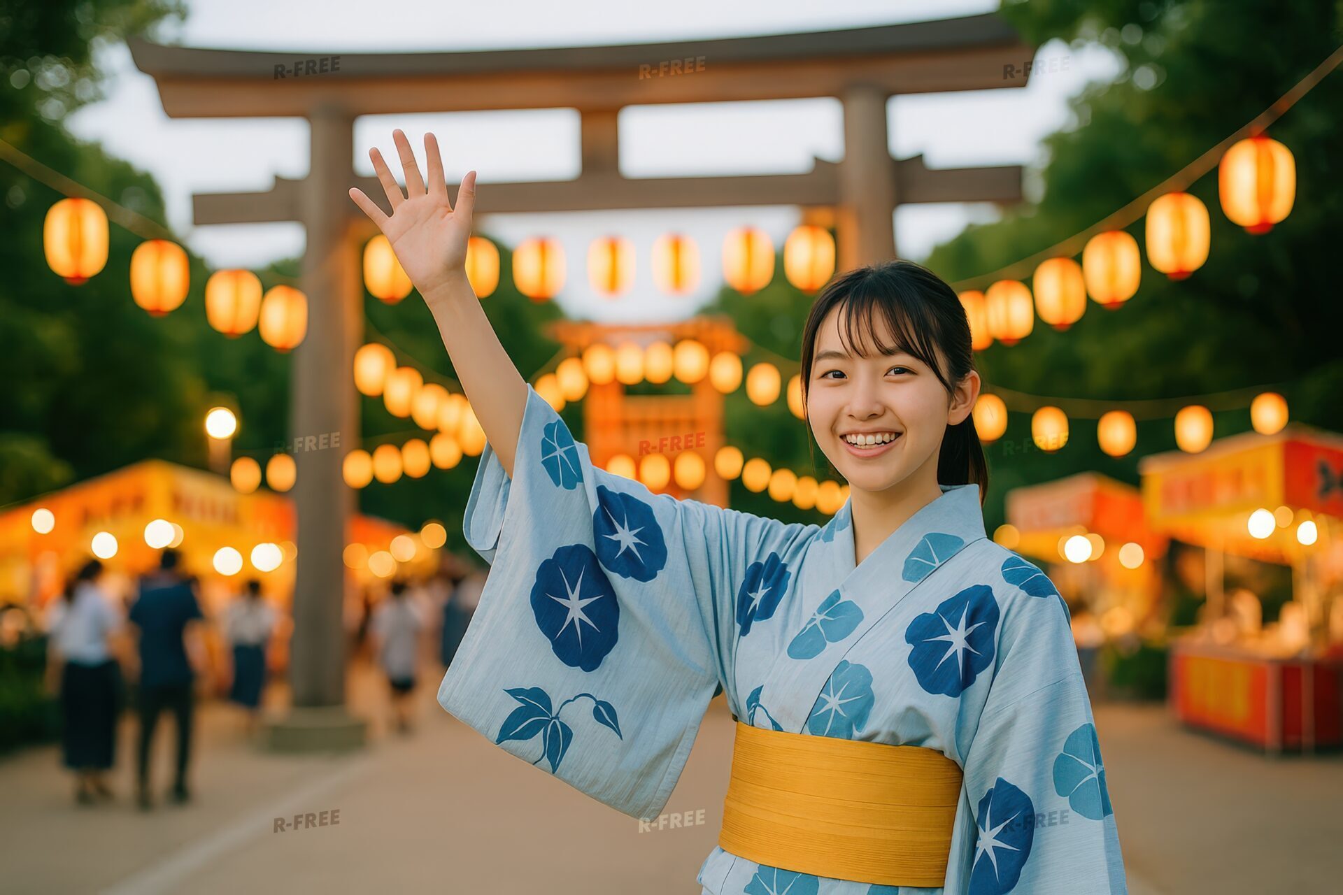 夏祭り会場で微笑みながら手を振る浴衣の女性