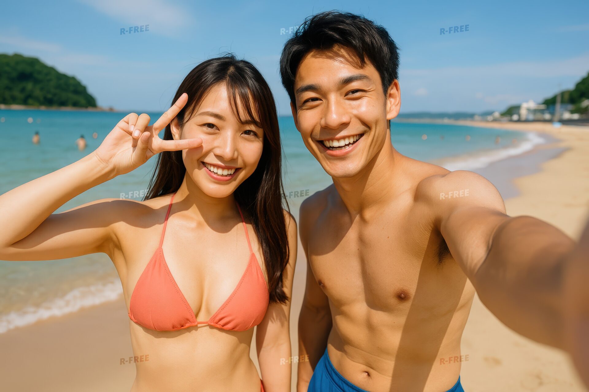 ビーチで自撮りする笑顔の若いカップル