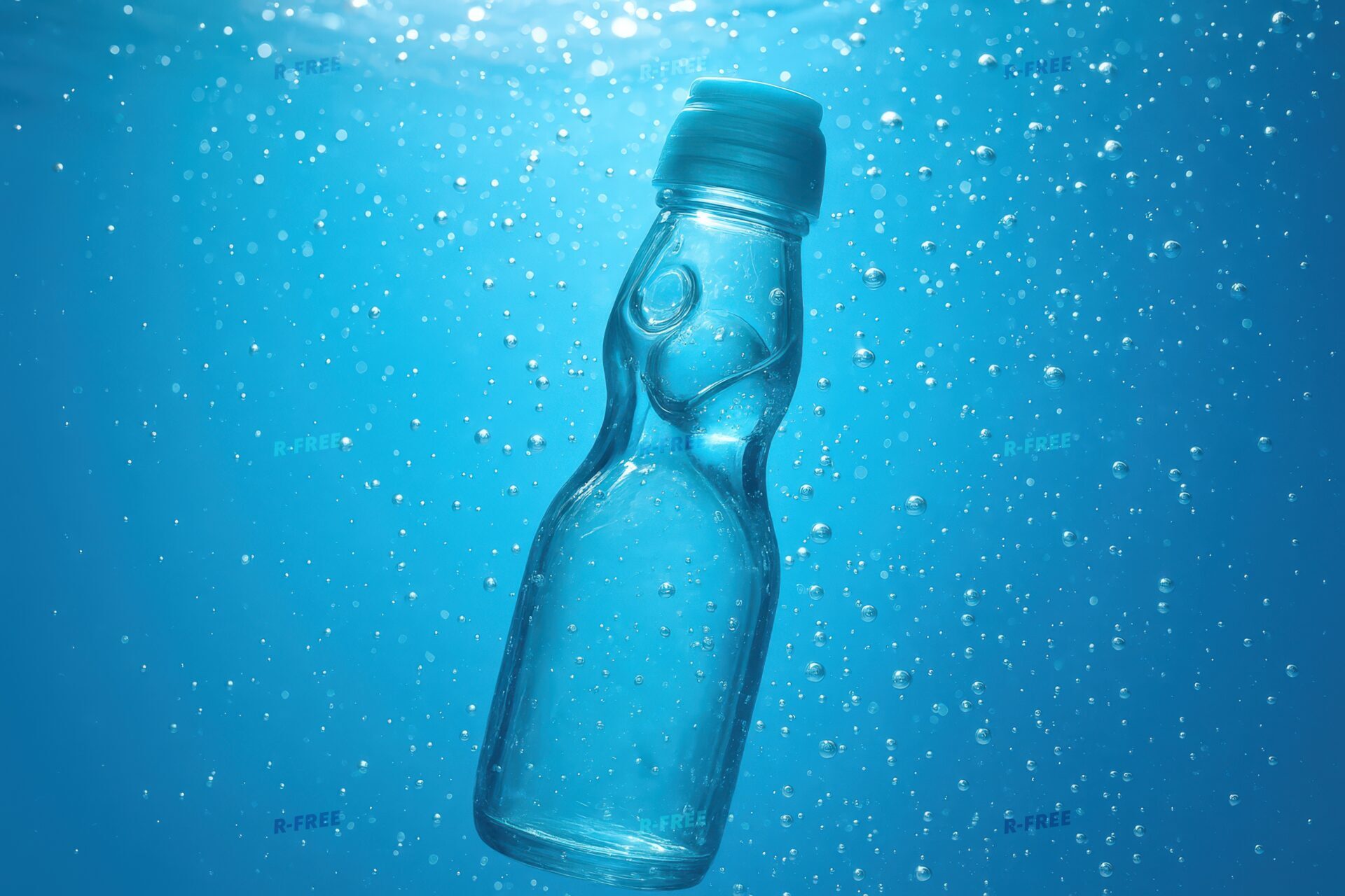 水中に浮かぶ炭酸のラムネ瓶