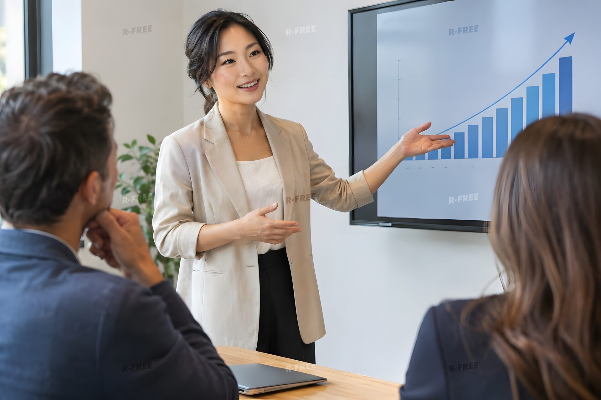 投資家に成長グラフを示してピッチする30代の女性起業家
