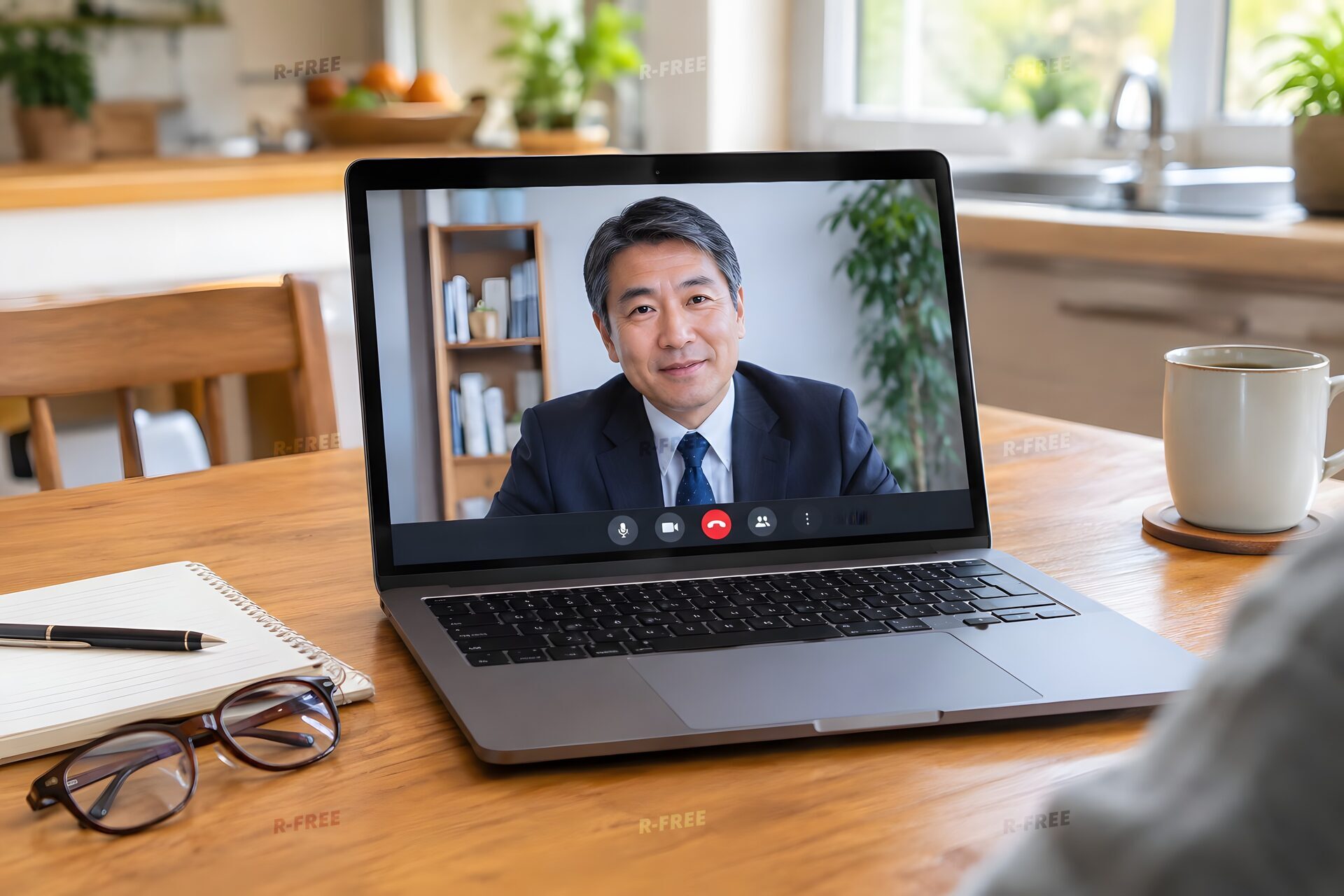 画面に映る50代の男性とのオンライン会議を参加者の視点で捉えた一枚