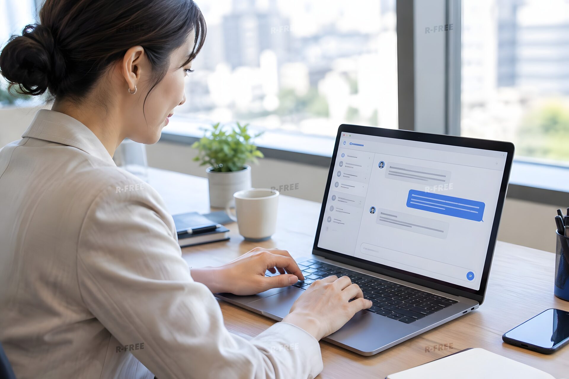 ノートパソコンのAIチャット画面に指示を入力する30代女性
