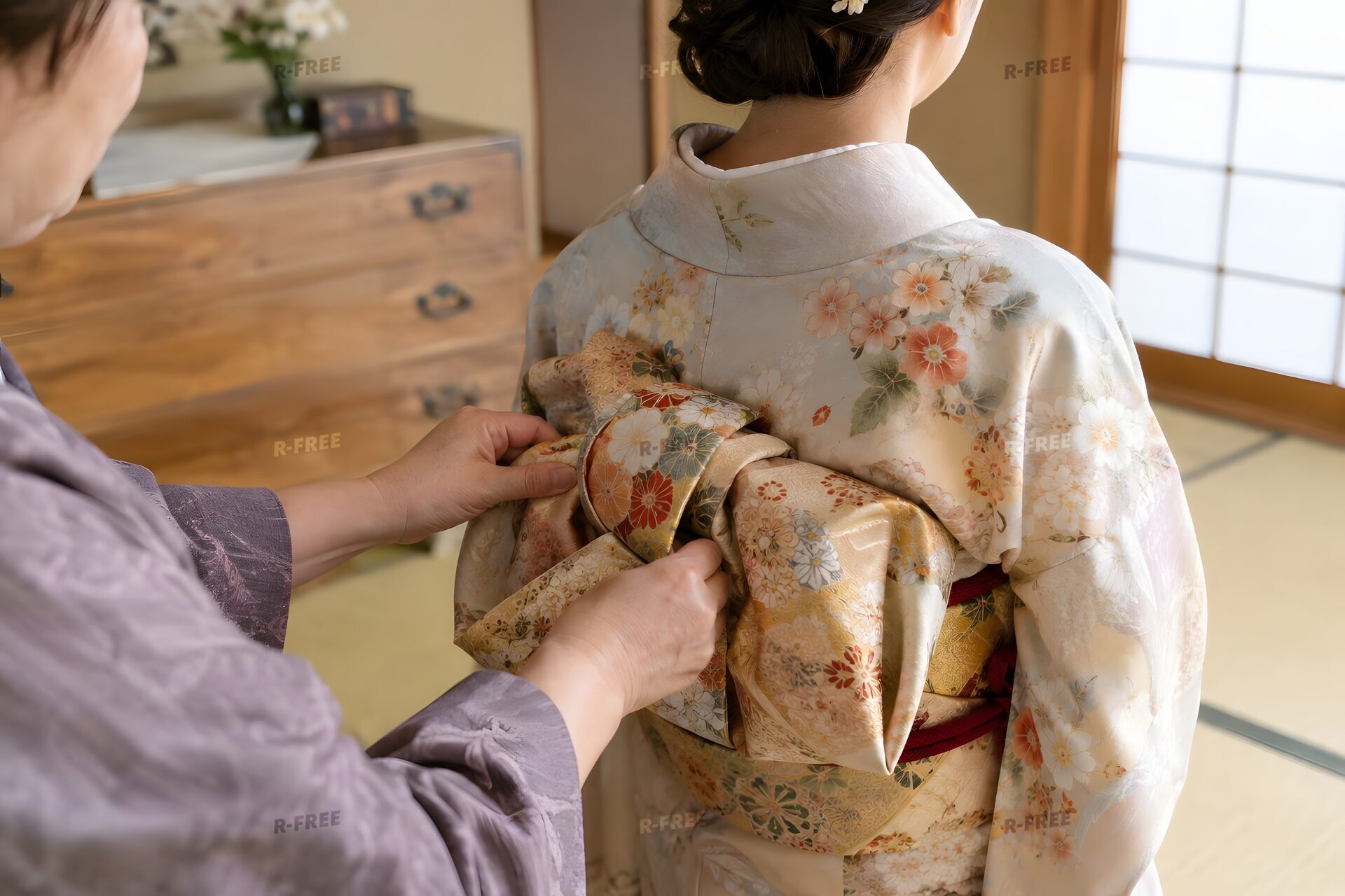 着付けで帯を結ぶ手元のクローズアップ