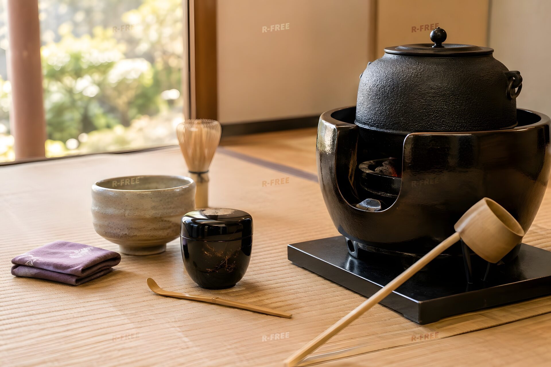 畳に並んだ茶釜、柄杓、棗、茶杓などの茶道具