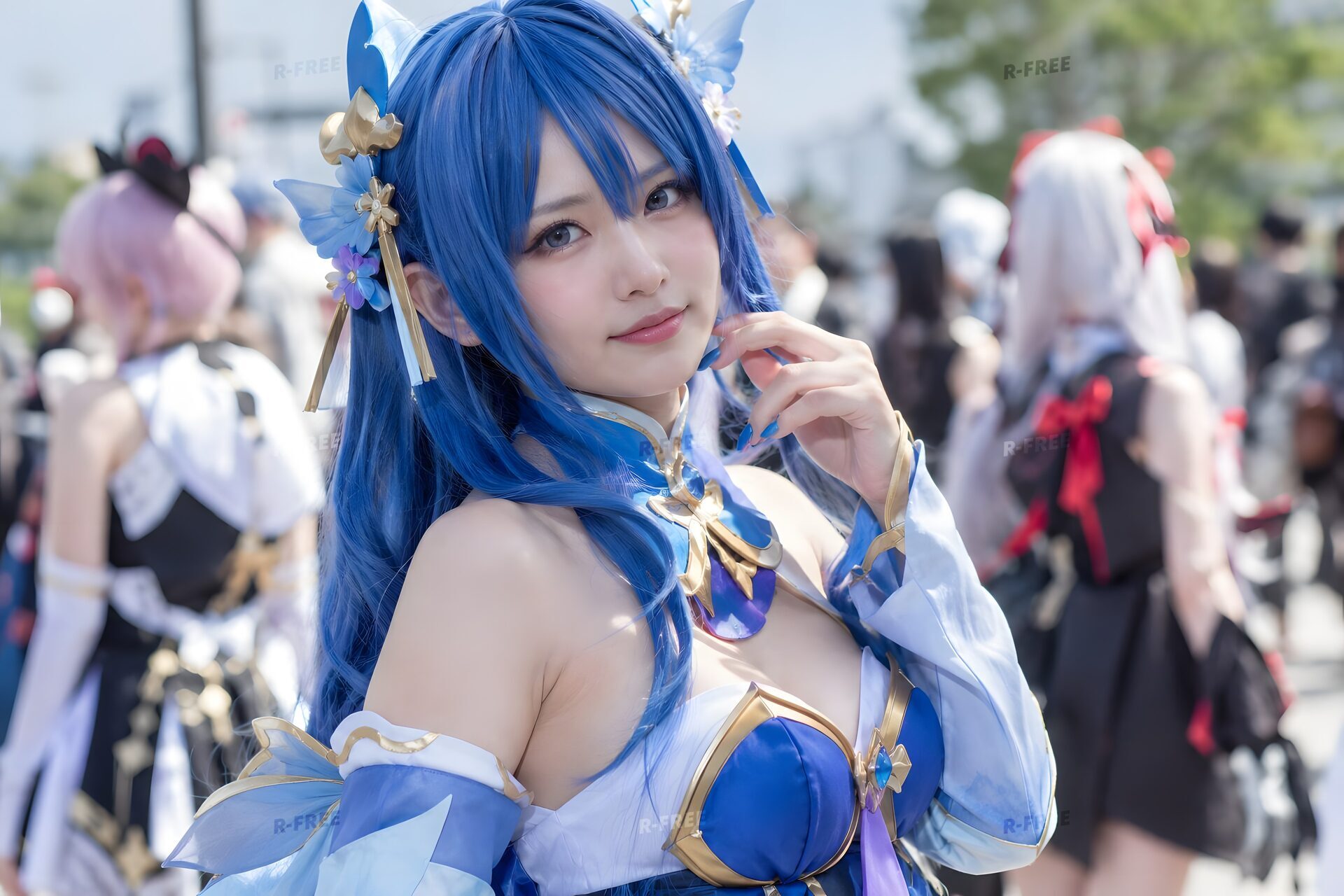 屋外イベントでオリジナル衣装のコスプレをする20代女性