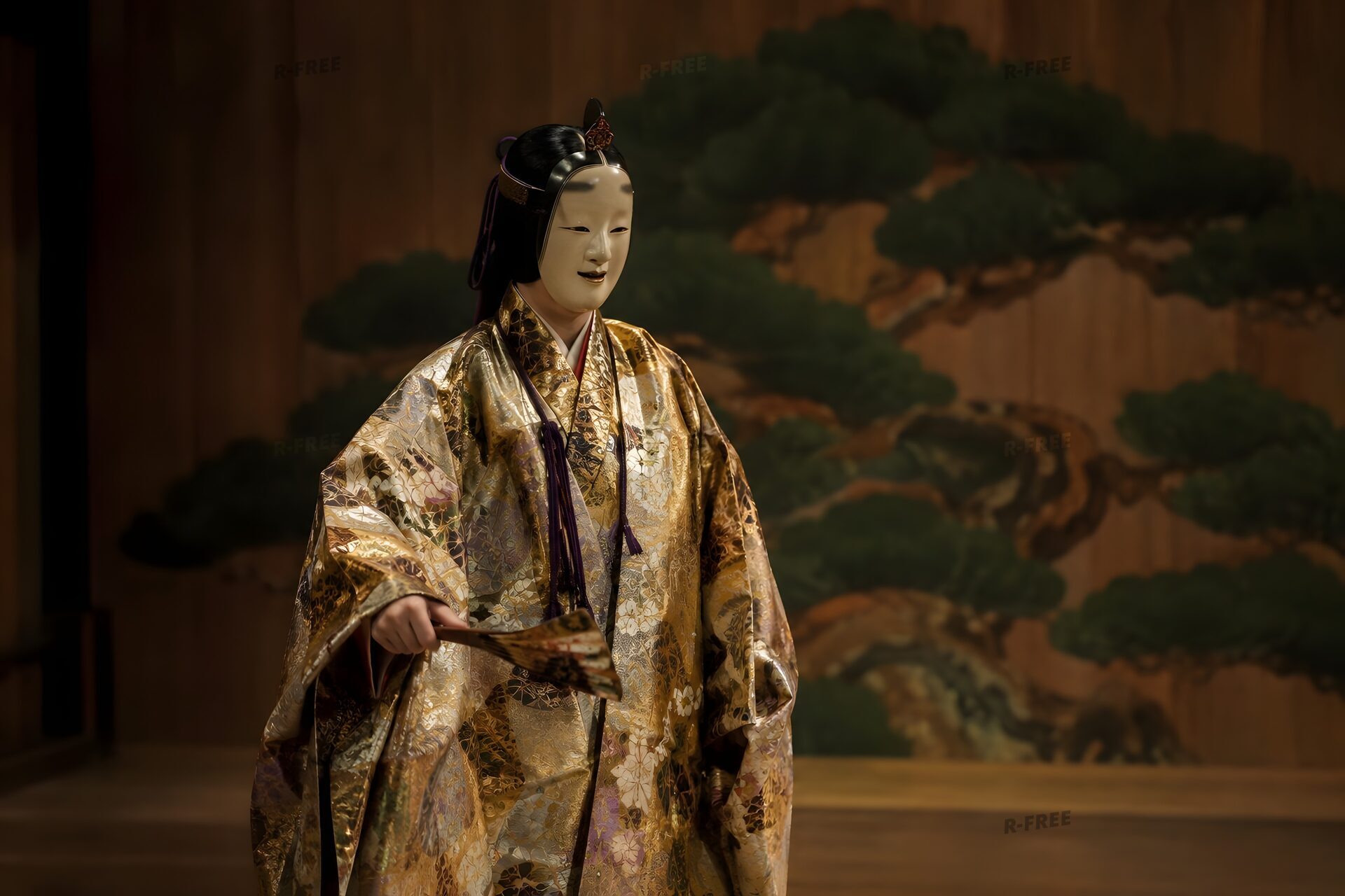 松の鏡板を背に能面をつけて立つ能の演者