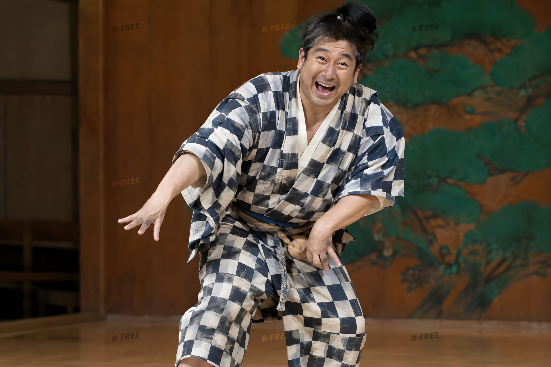 狂言の演者が舞台でおどけた仕草をする場面