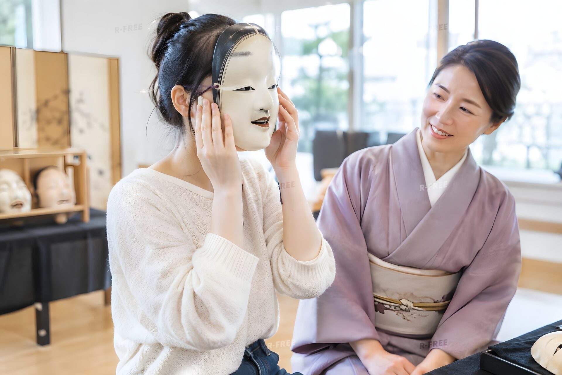 体験教室で能面をつけてみる20代女性