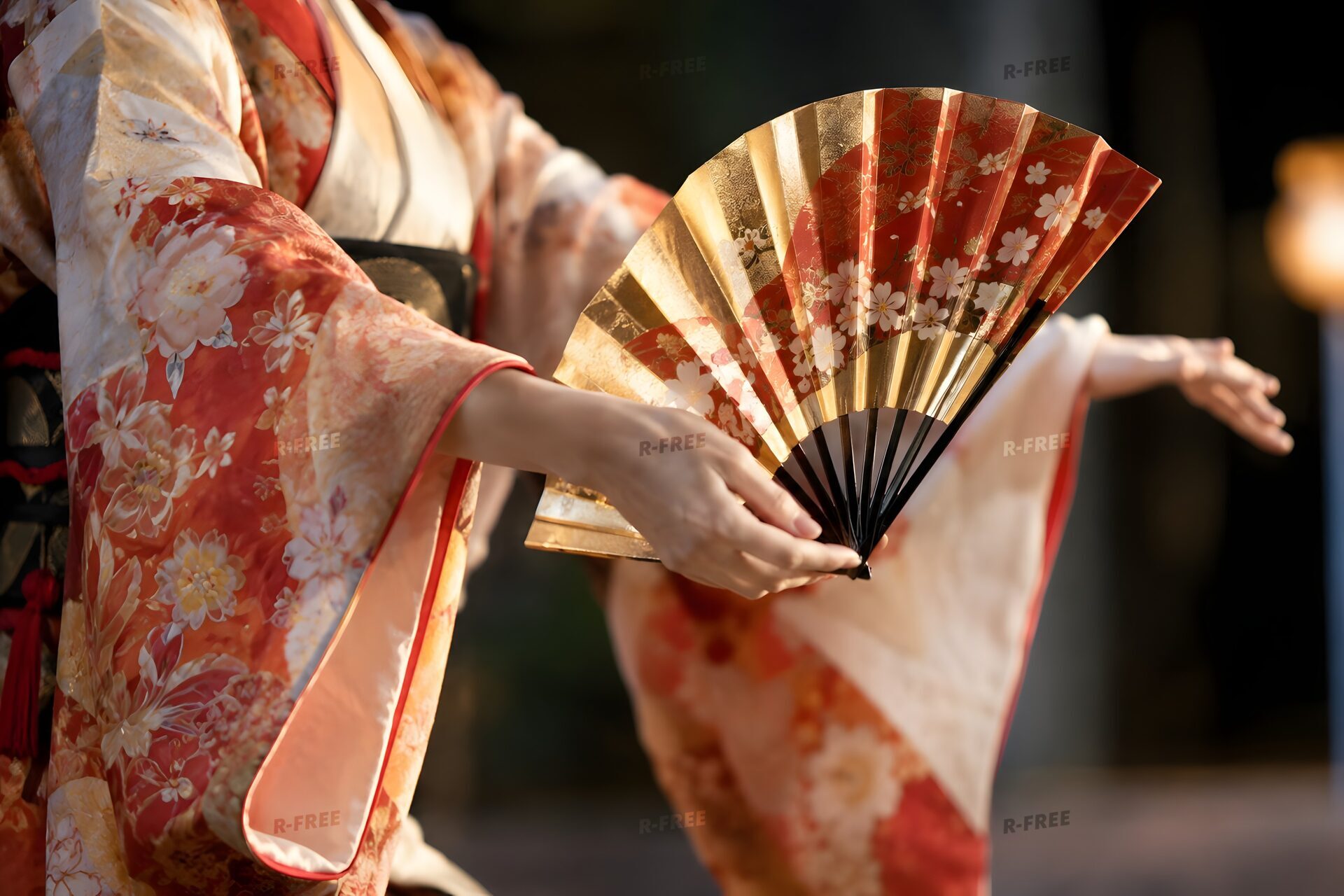 舞の途中で扇を持つ踊り手の手元