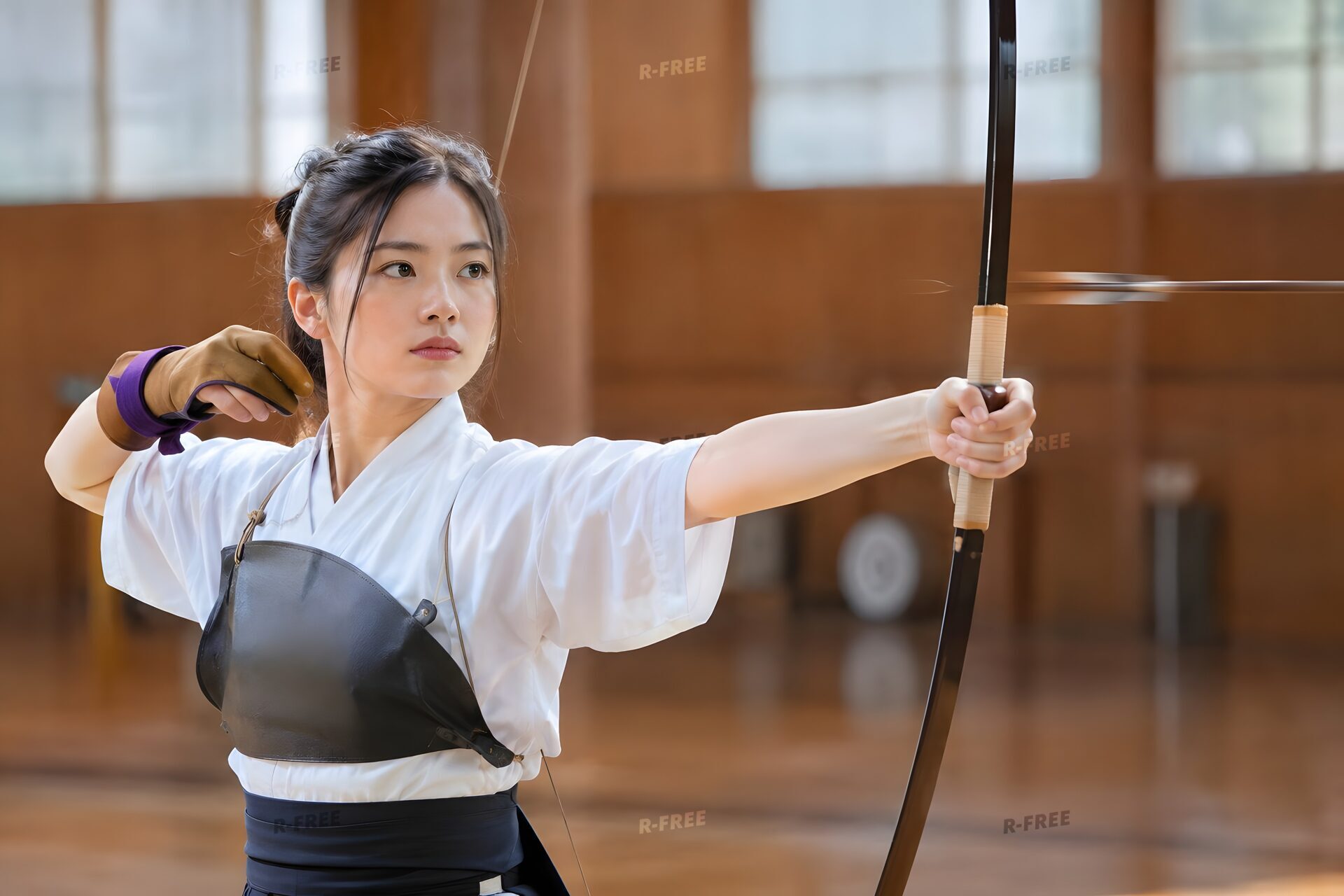 矢を放った瞬間の弓道の射手